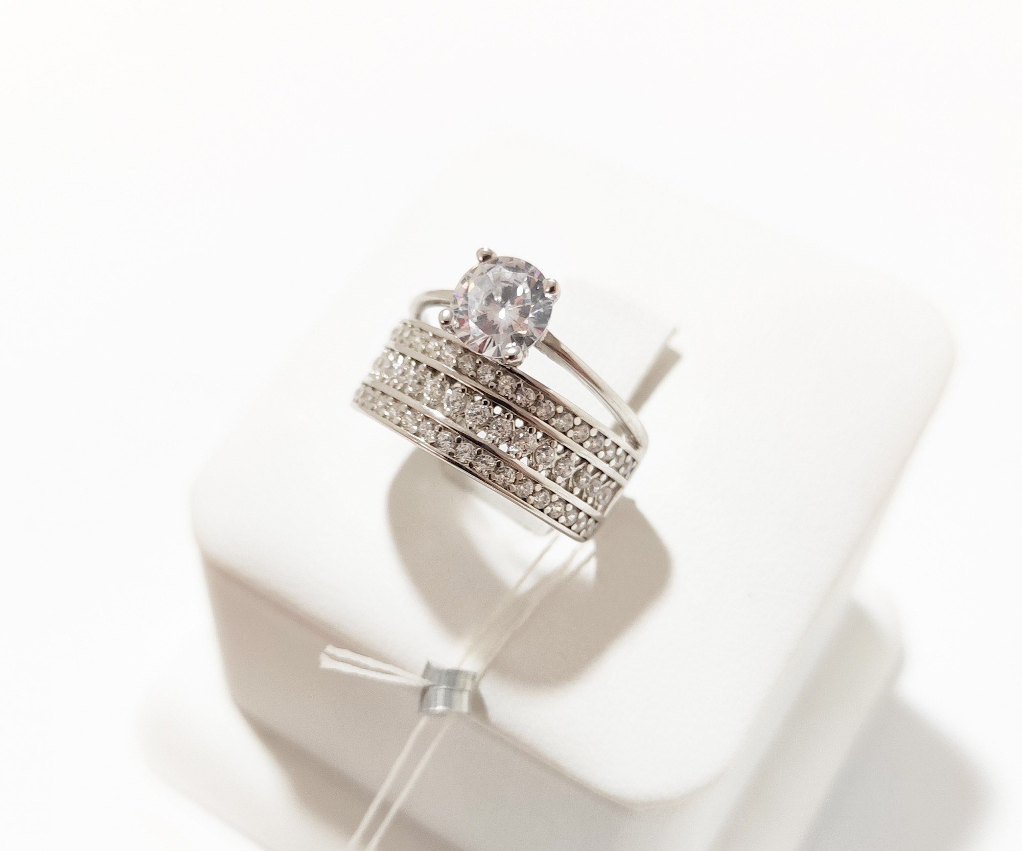 

Серебряное кольцо 0109 КШ с россыпью куб. циркония 16,5 размер