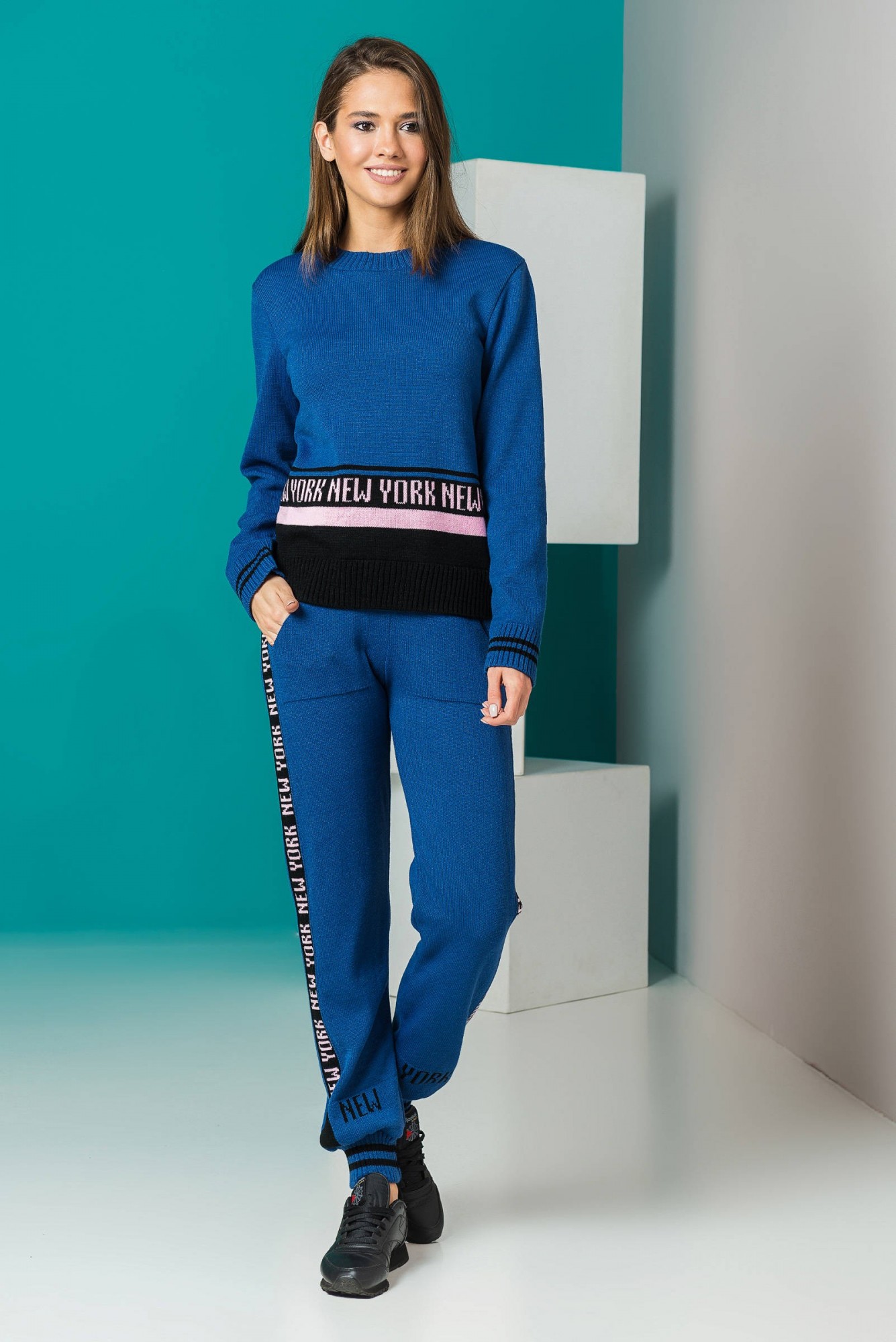 

Вязаный женский костюм джемпер с брюками Guash New York oversize - синий/черный/розовый, Вязаный женский костюм джемпер с брюками Guash New York oversize 42-50 синий/черный/розовый