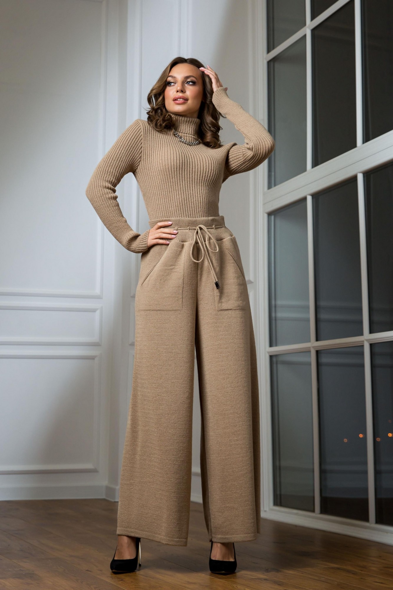 

Вязаный женский костюм из гольфа и брюк широкого кроя Guash oversize - бежевый, Вязаный женский костюм из гольфа и брюк широкого кроя Guash oversize 44-50 бежевый