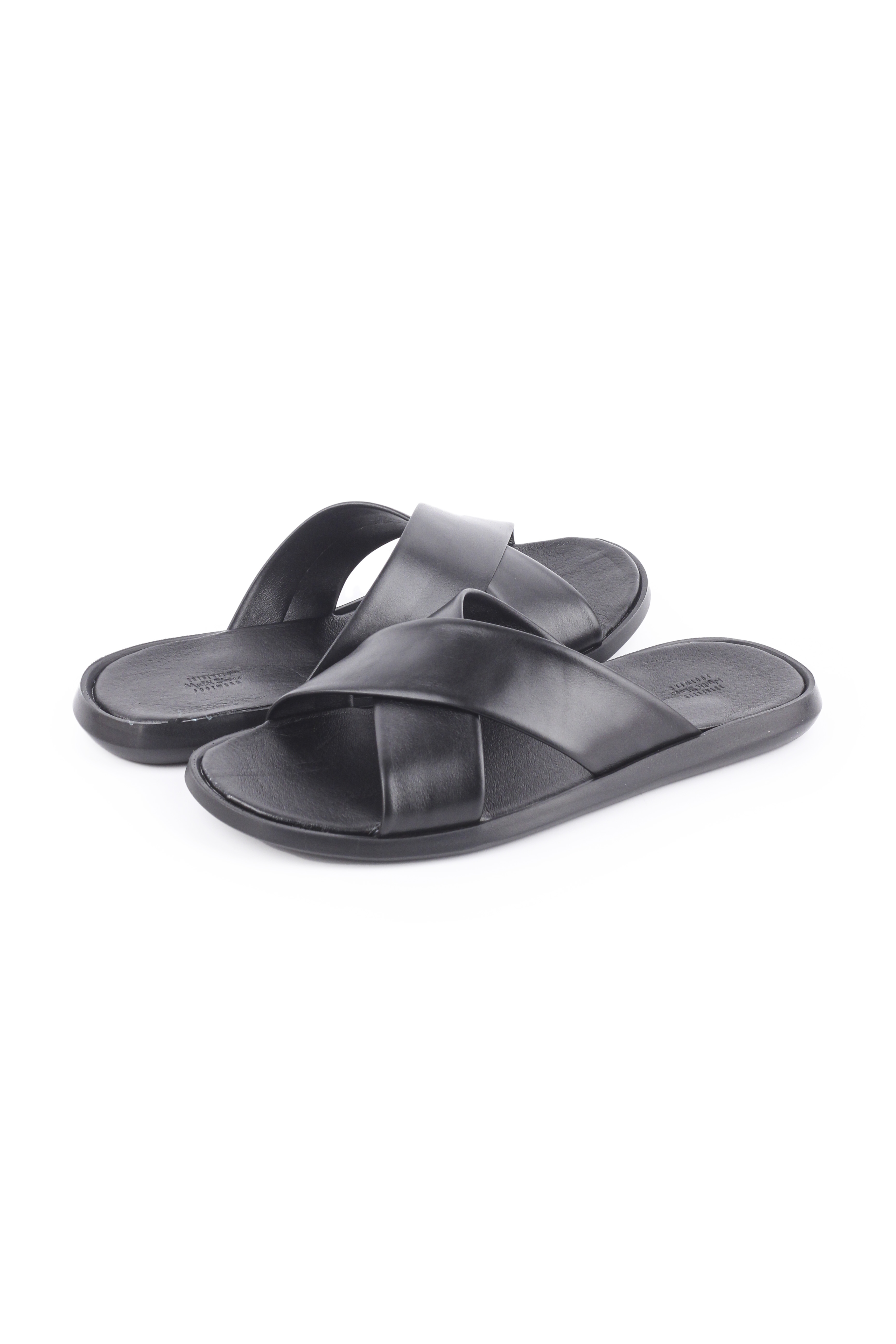 

Шлепанцы Multi Shoes CAVER-BLACK черный 40 2400721756015