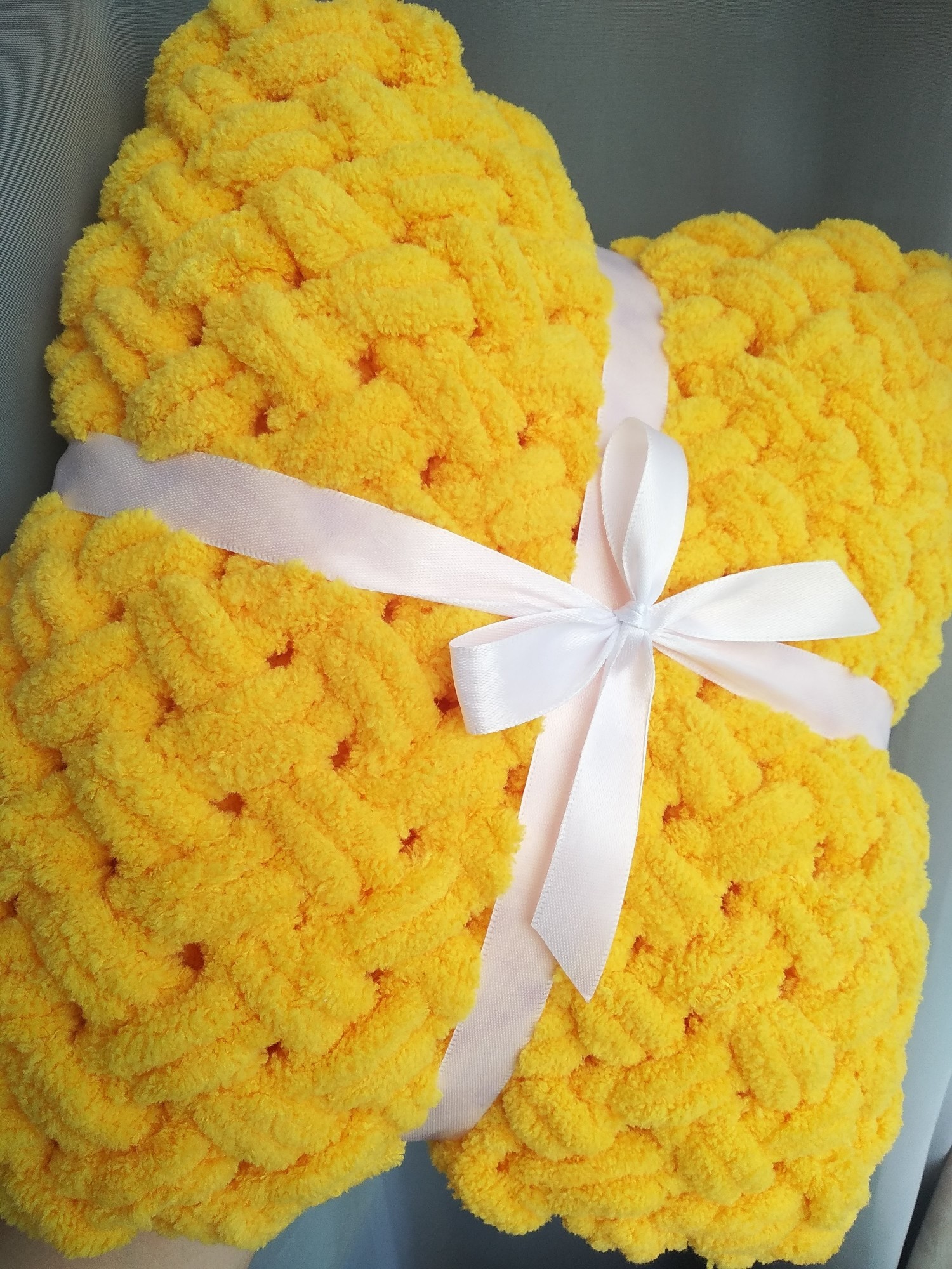 

Плед детский MamBaby из плюшевой гипоаллергенной пряжи премиум класса Alize puffy 120х120 см. Жёлтый