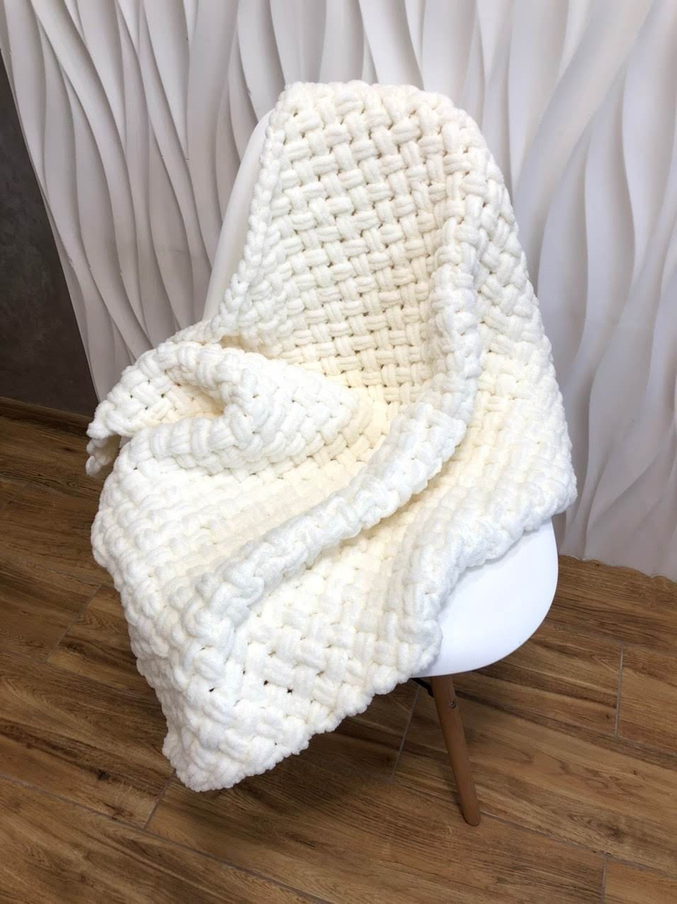 

Плед детский MamBaby из плюшевой гипоаллергенной пряжи премиум класса Alize puffy 120х100 см. Кремовый