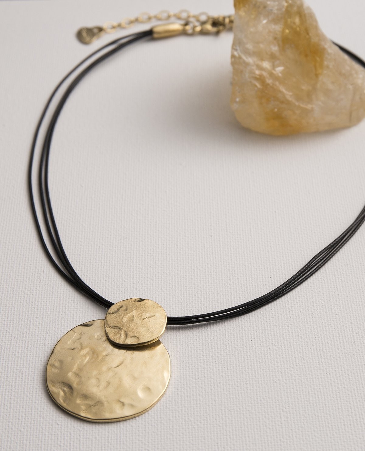 

Кулон на кожаном шнурке гранит gold DANON N5198GF