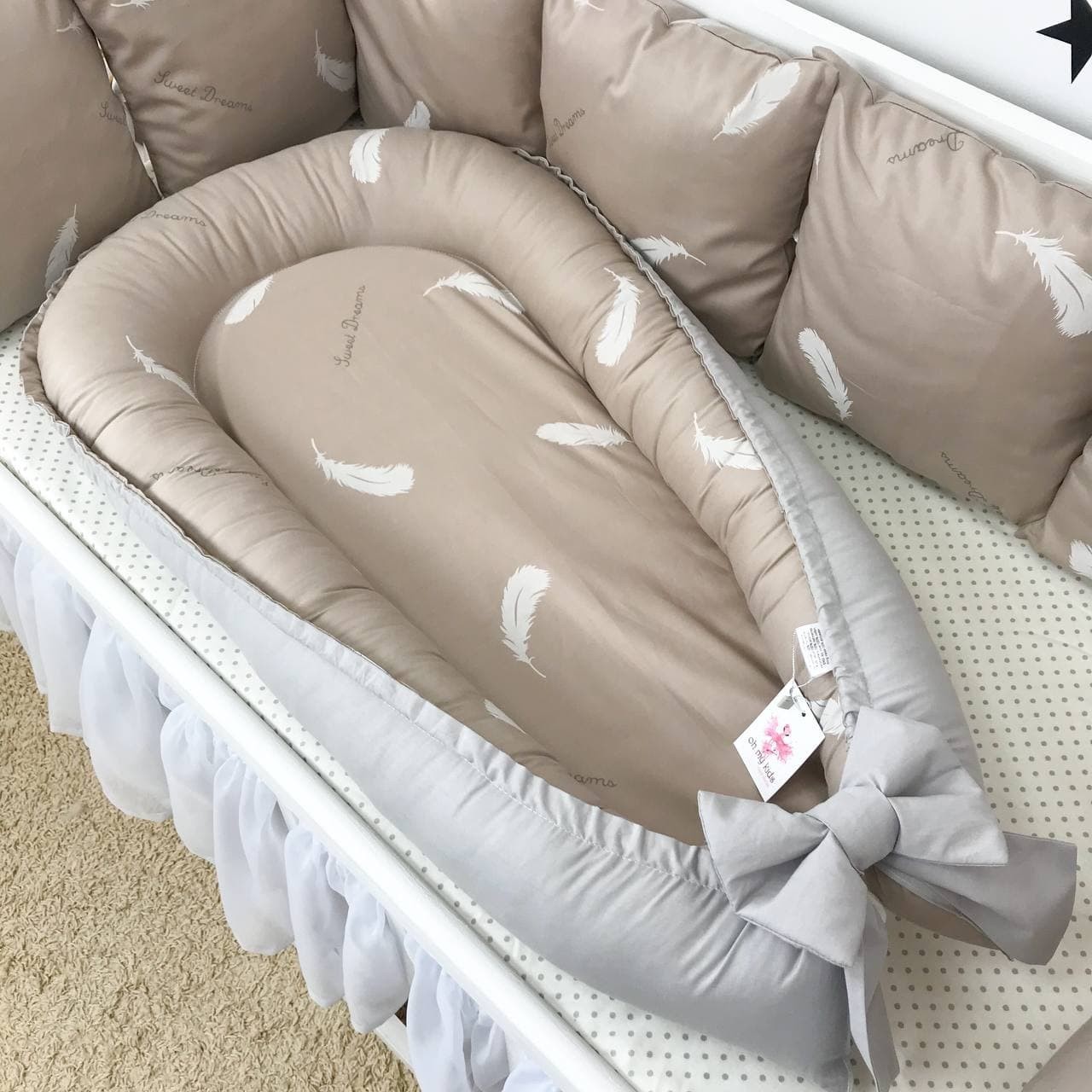 

Кокон для новорожденного с кокосовым матрасиком Oh My Kids "Перья" кофейный