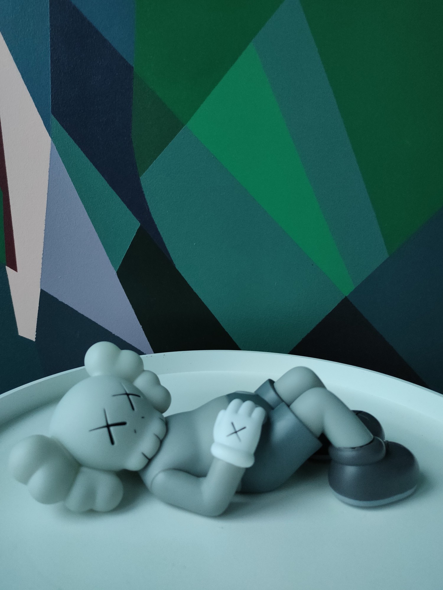 

Дизайнерская игровая фигура Кавс Kaws Holiday Japan Mount Fuji серый 24 см