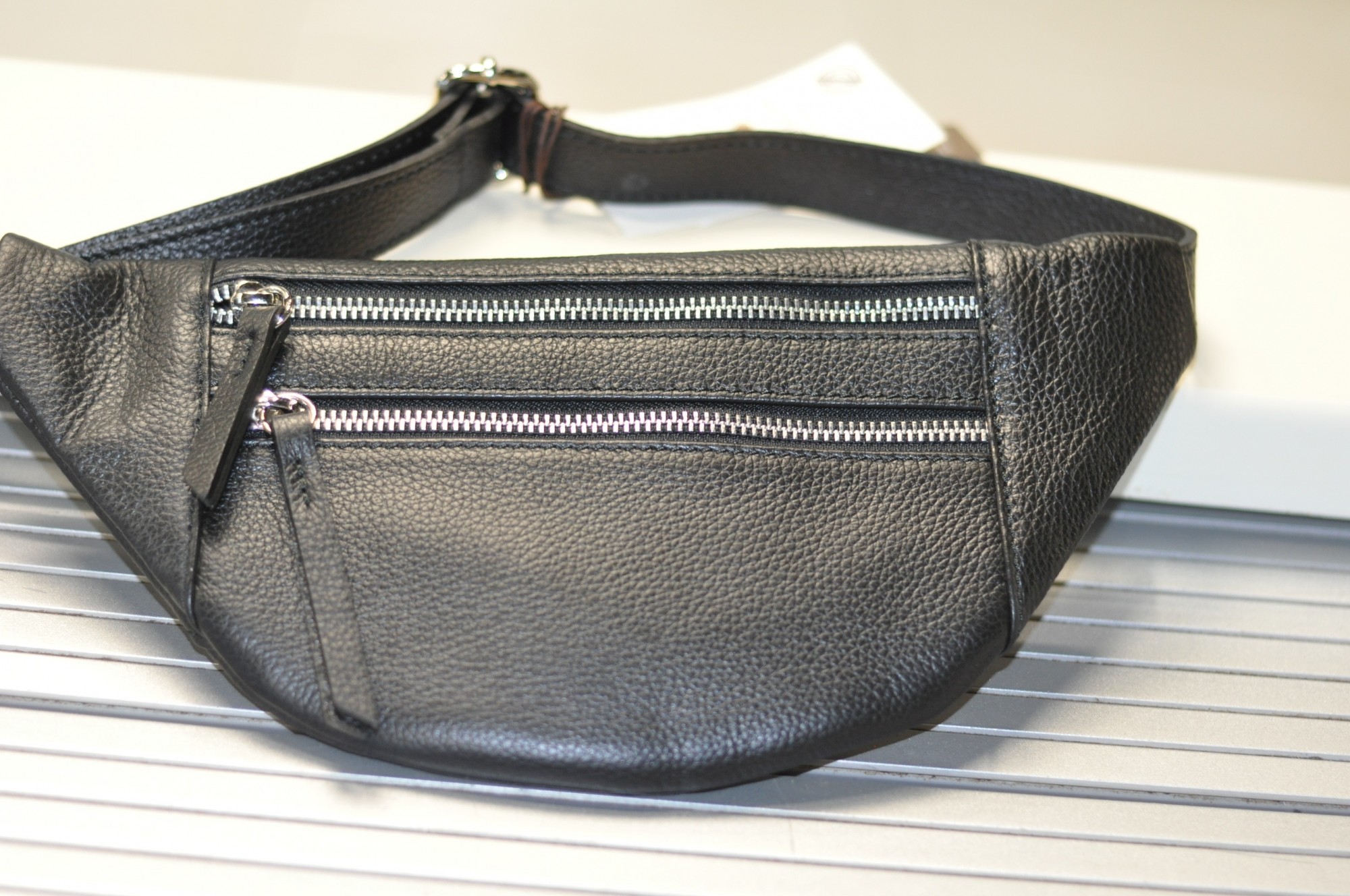 

Сумка женская кожаная бананка Italian bag черная