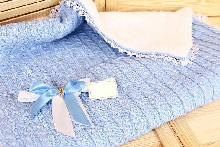 

Вязаный плед для мальчика Lari Косичка 85х85 см
