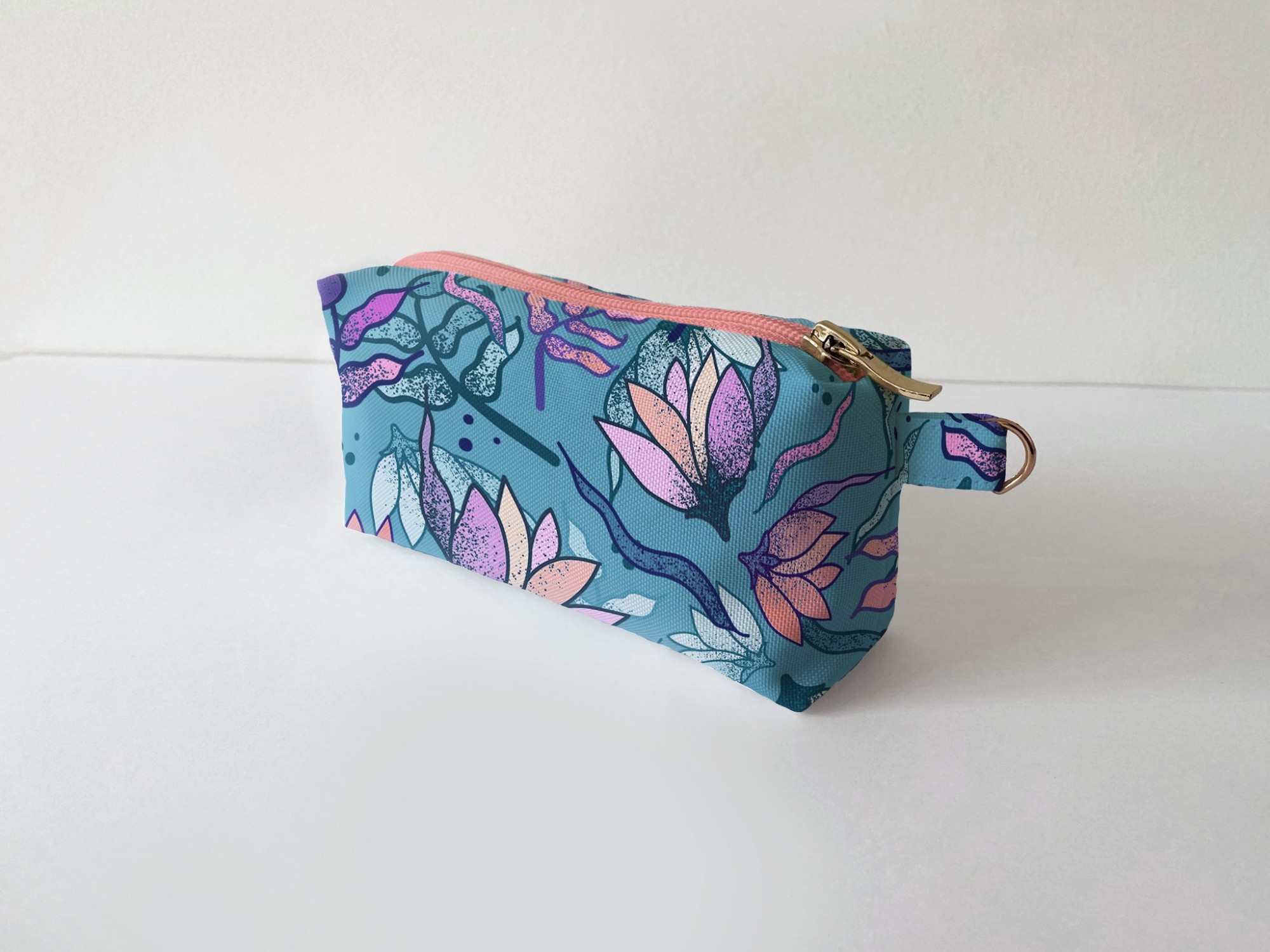 

Косметичка женская с одним отделением "Flowers/Цветы голубые" Разноцветная дорожная косметичка