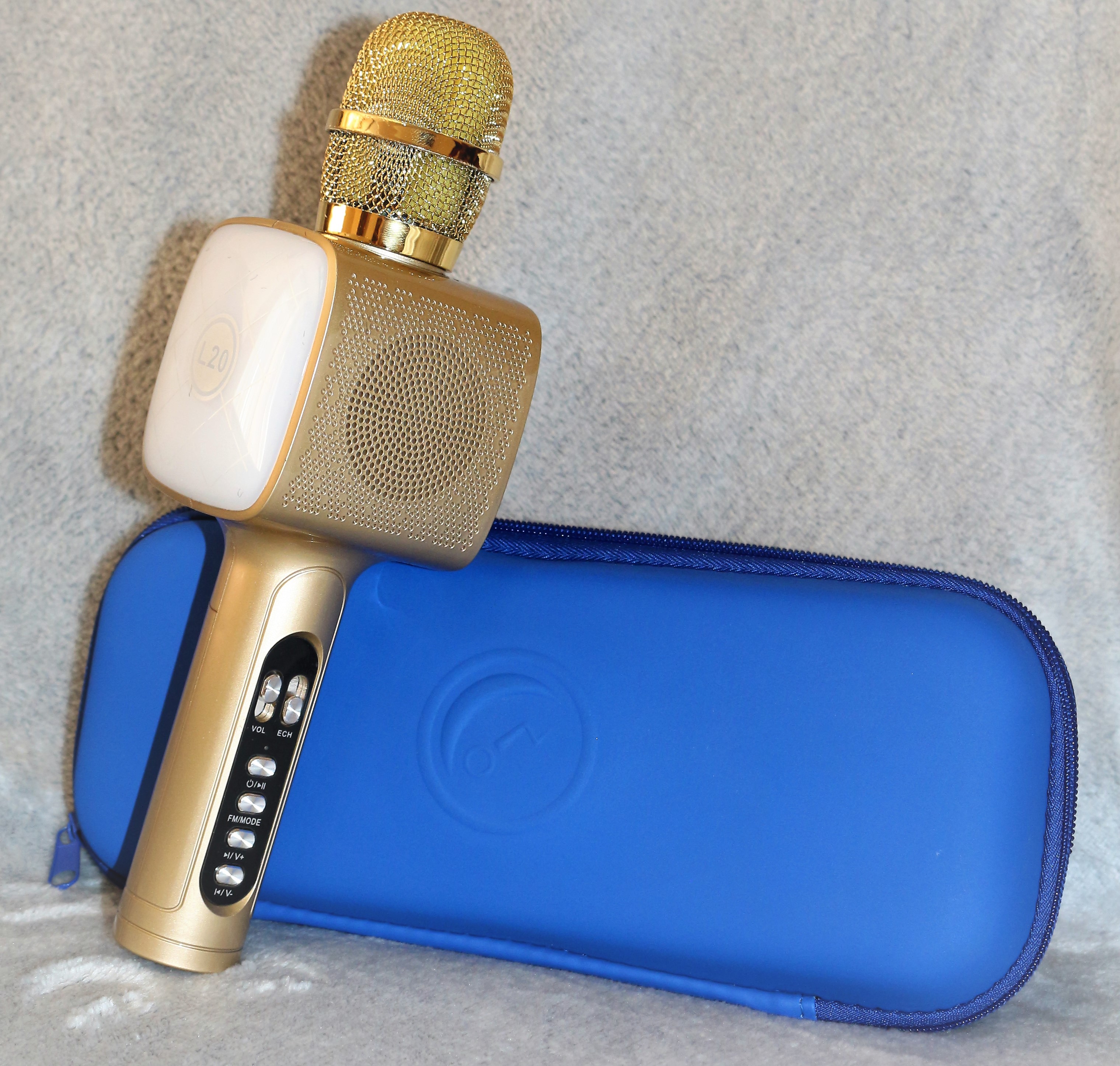 

Детский беспроводной Bluetooth микрофон для караоке в синем чехле DM High Quality L20 Original 4Вт+4Вт с изменением голоса и светомузыкой Золотой со сменной батареей и инструкцией