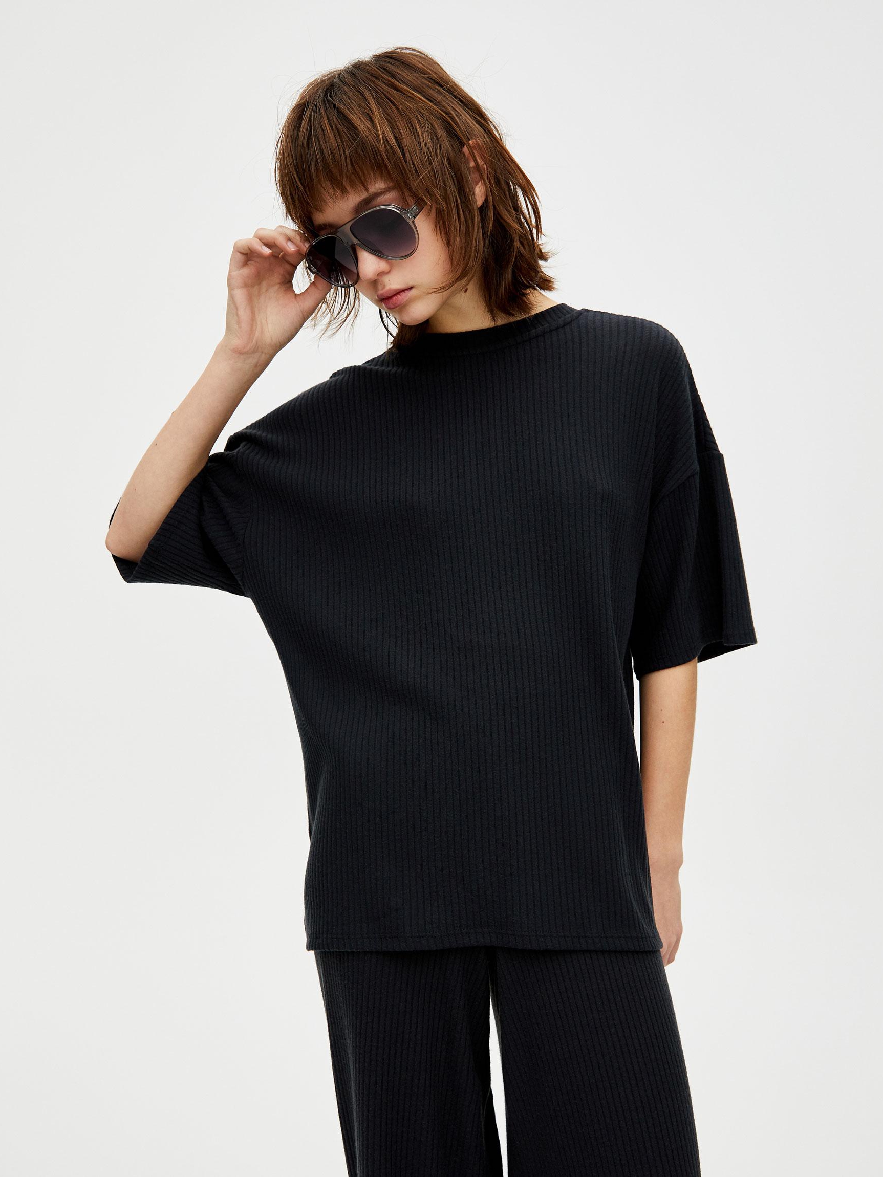 

Футболка Pull & Bear 9245370822-AAAD M Черная
