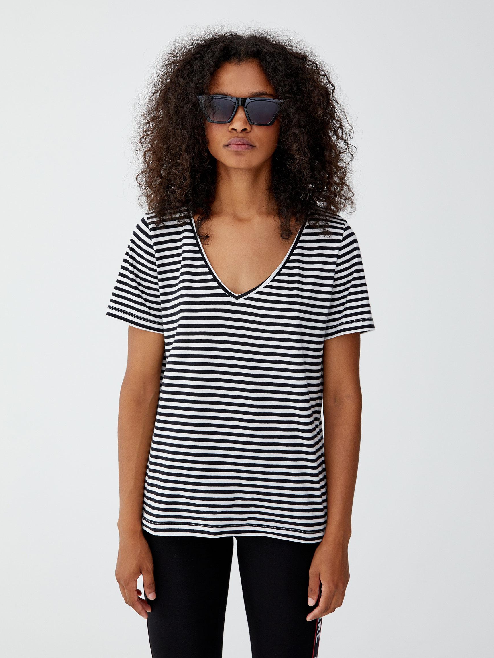 

Футболка Pull & Bear 9231384064-AAWT S Черная с белым