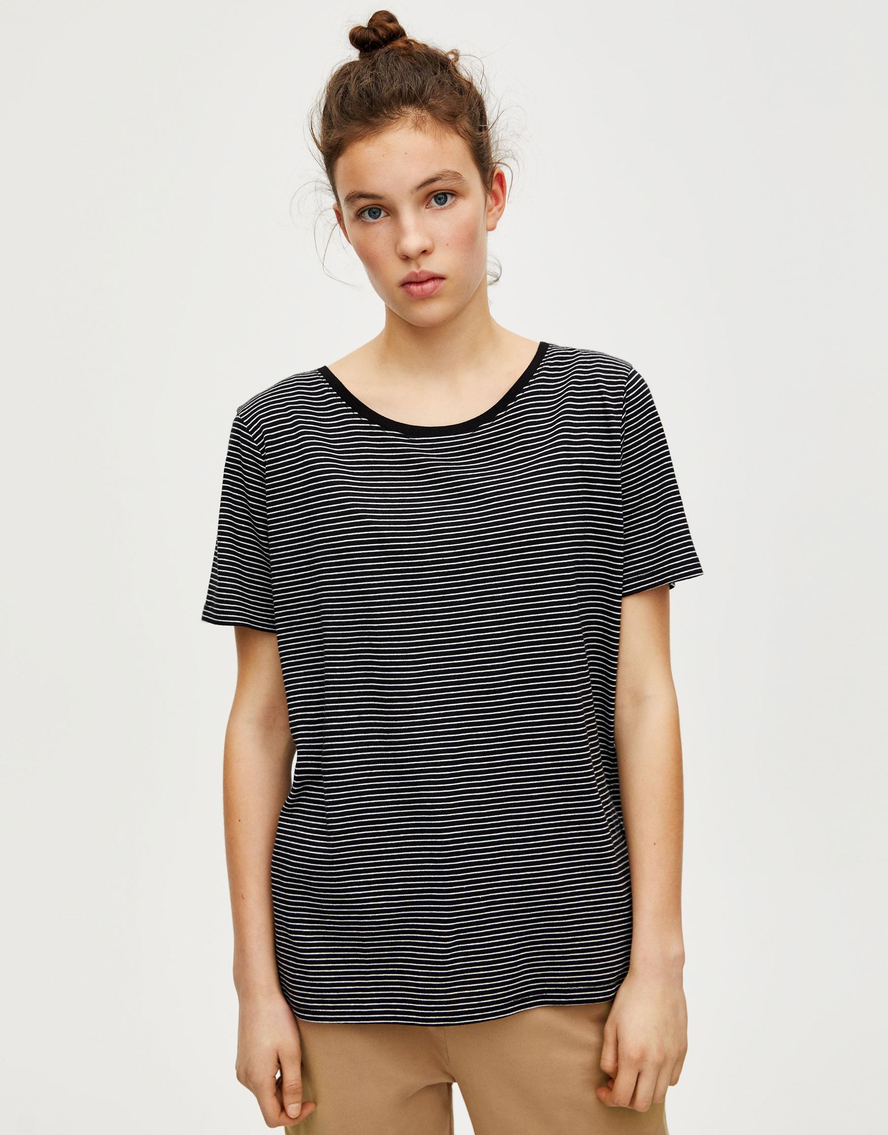 

Футболка Pull & Bear 5244369800-AAMY M Черная с белым