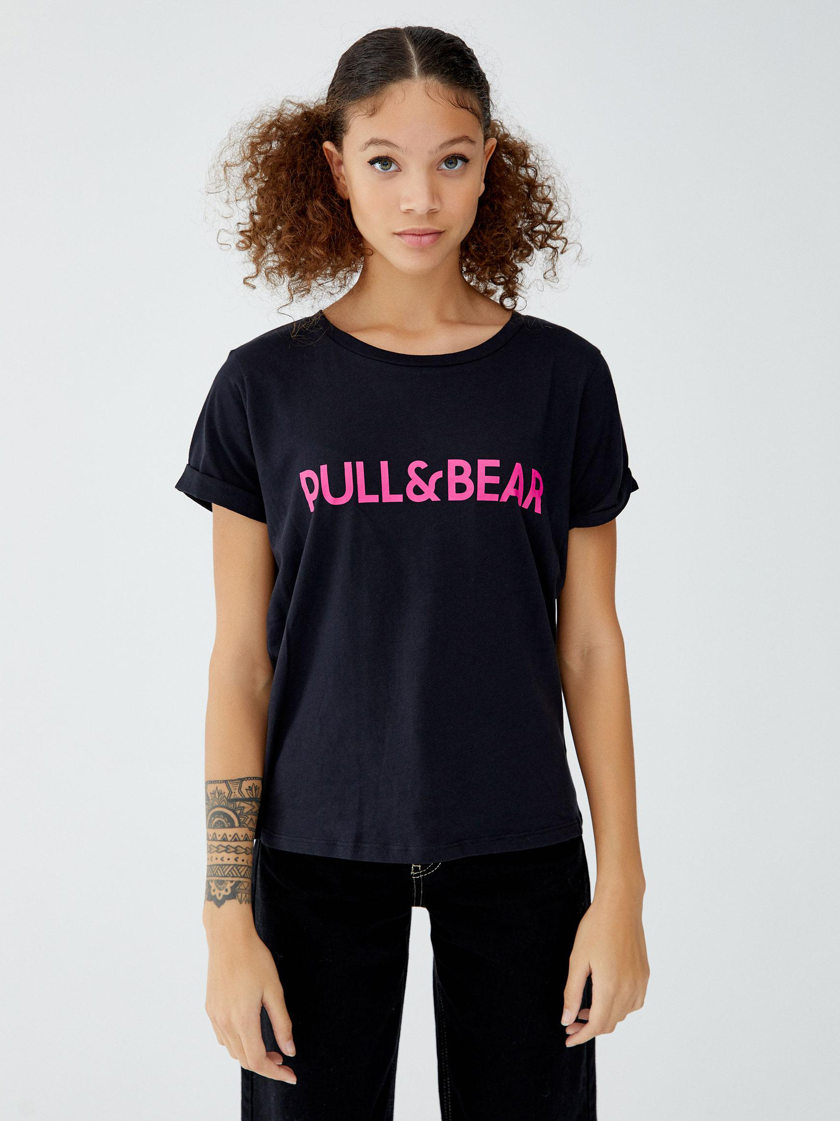

Футболка Pull & Bear 5244203800-AEGO M Черная с розовым