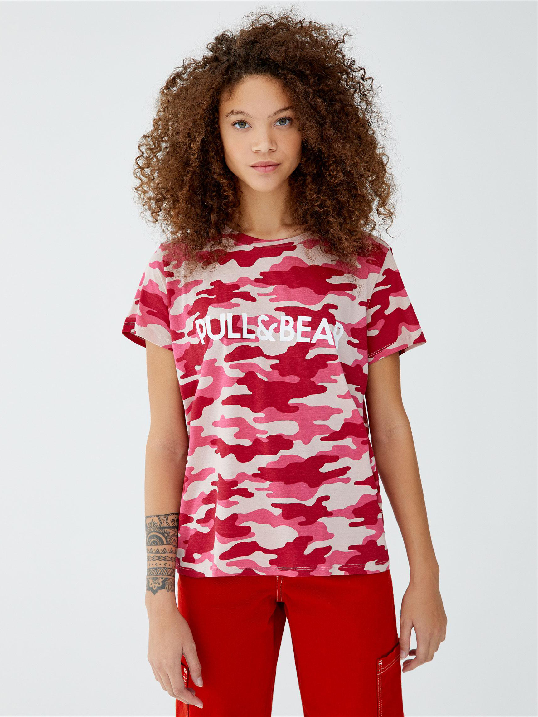 

Футболка Pull & Bear 5244203620-ABRK M Розовая