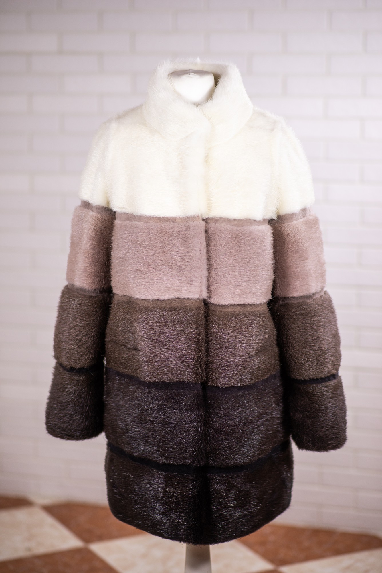 

Шуба из меха нутрия Miss Lora Поперечка широкая коричневый, капучино, пудра, белый, кофе на перламутре  (52, Шуба из меха нутрия Miss Lora Поперечка широкая коричневый, капучино, пудра, белый, кофе на перламутре XL (52)