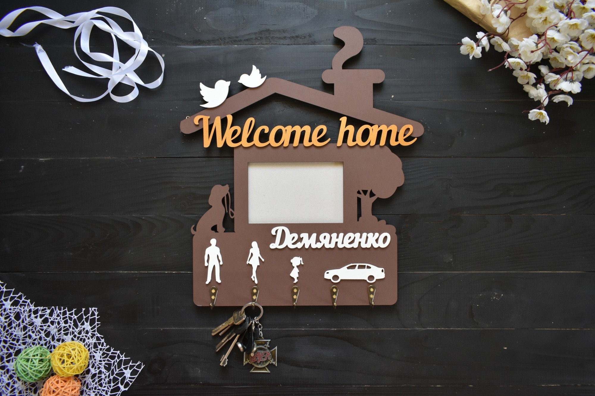 

Настенная семейная ключница с фамилией и фоторамкой 10х15 см "Welcome Home" под заказ (Ключ0030)