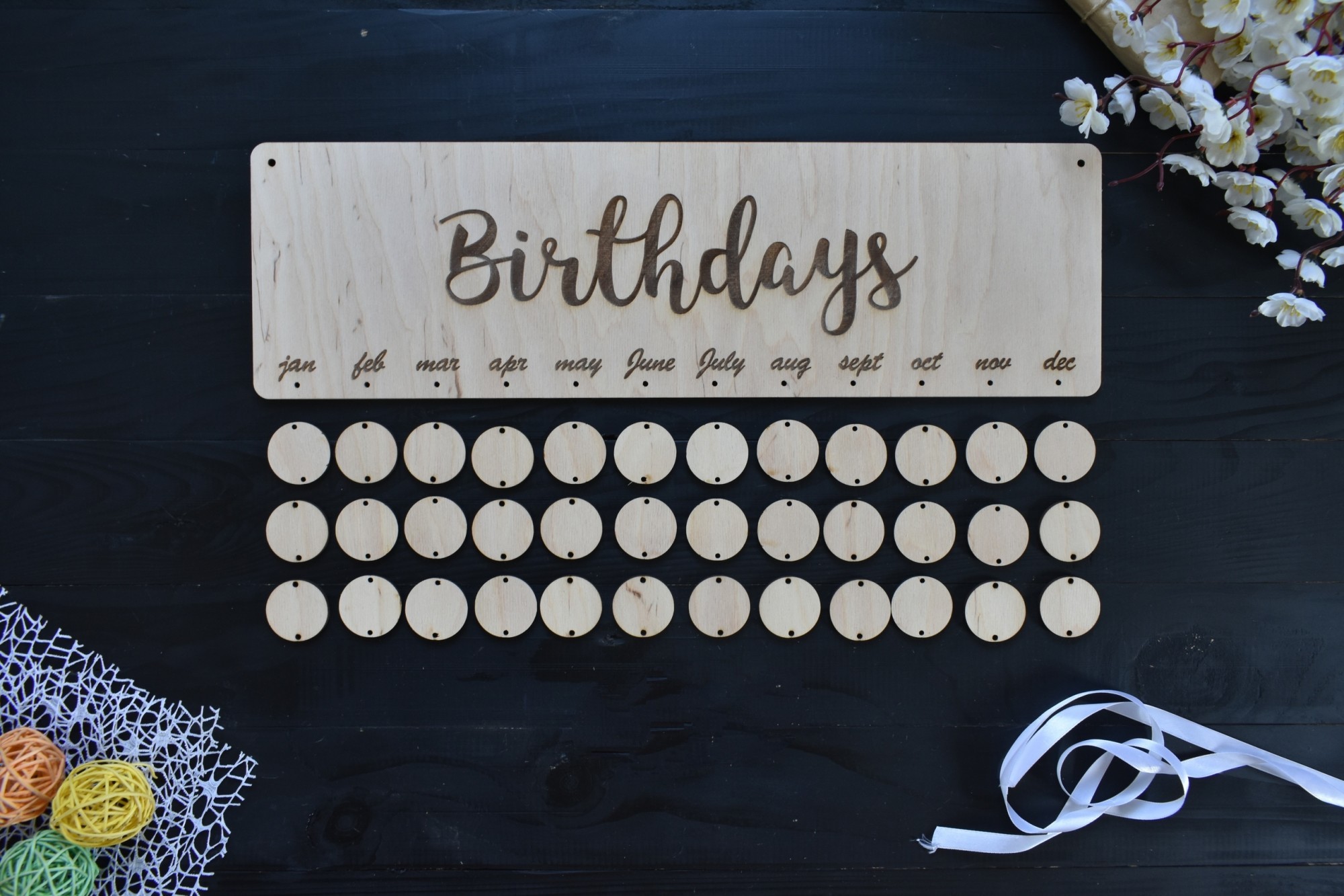 

Семейный календарь из дерева с гравировкой "Birthdays" под заказ (Разн0025)