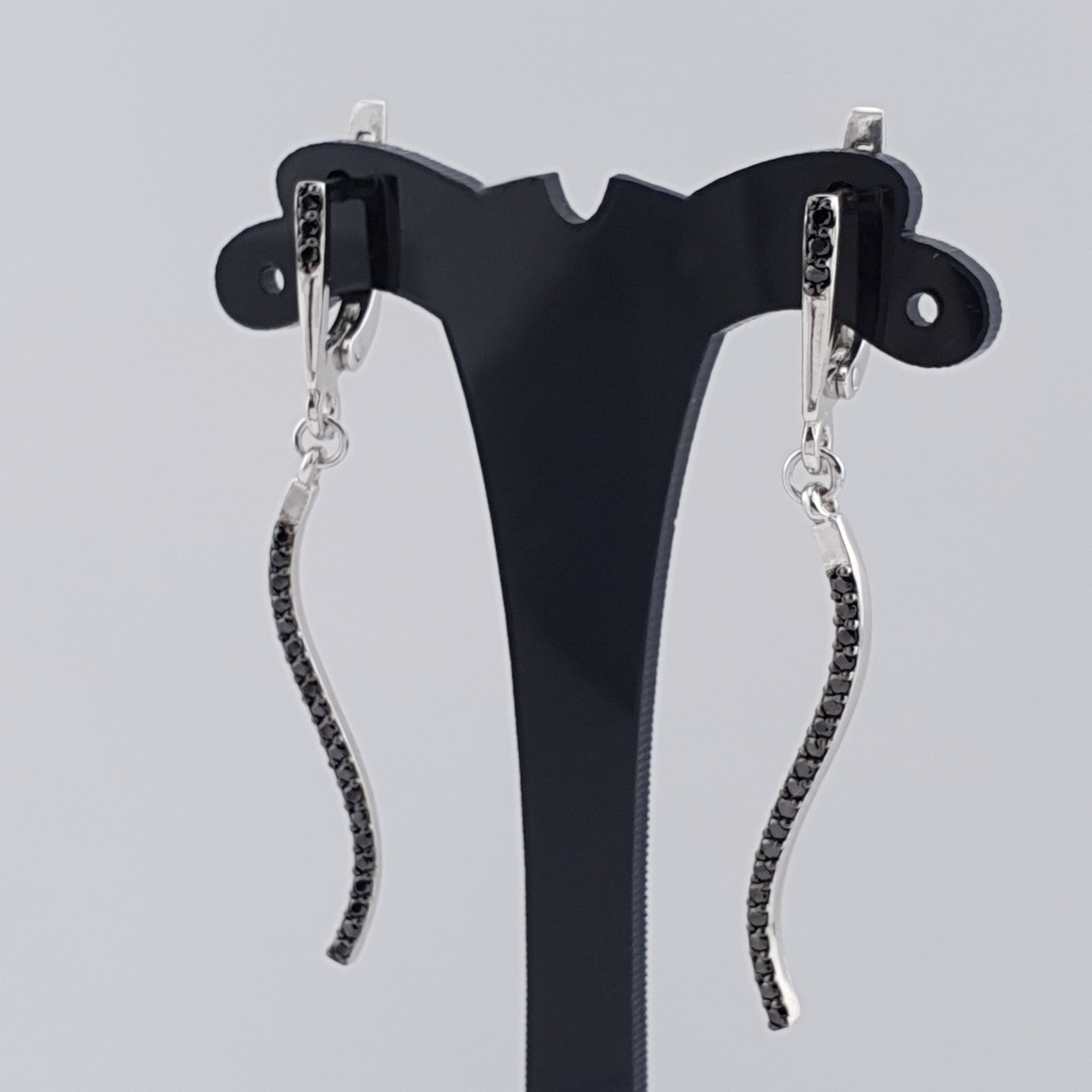 

Серебряные серьги подвески с черными камнями Харьков Цепь волнистые палочки висячие с английским замком родированные 5899-р-сережки