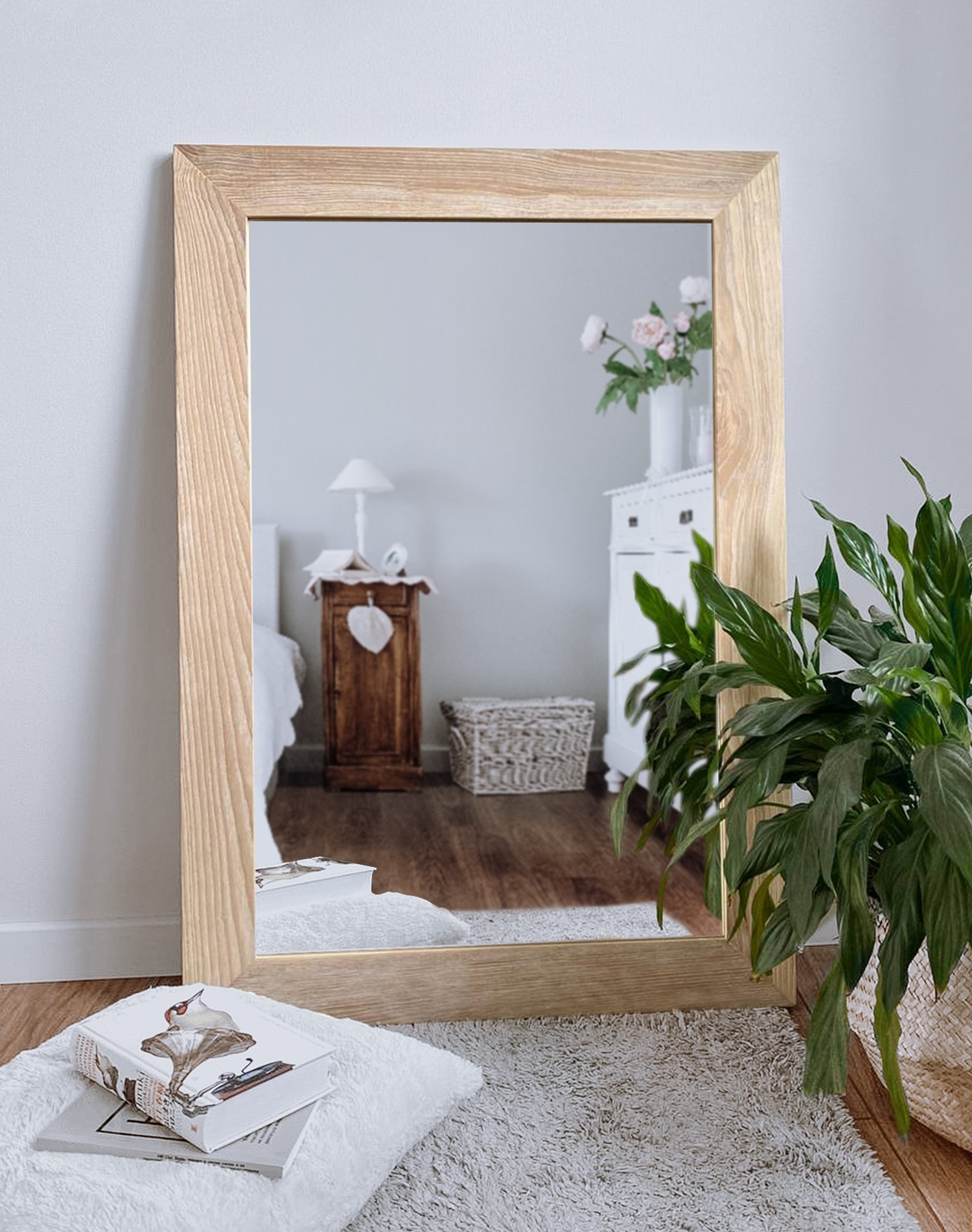 

Настенное зеркало в деревянной раме HomeDeco белое 180х80