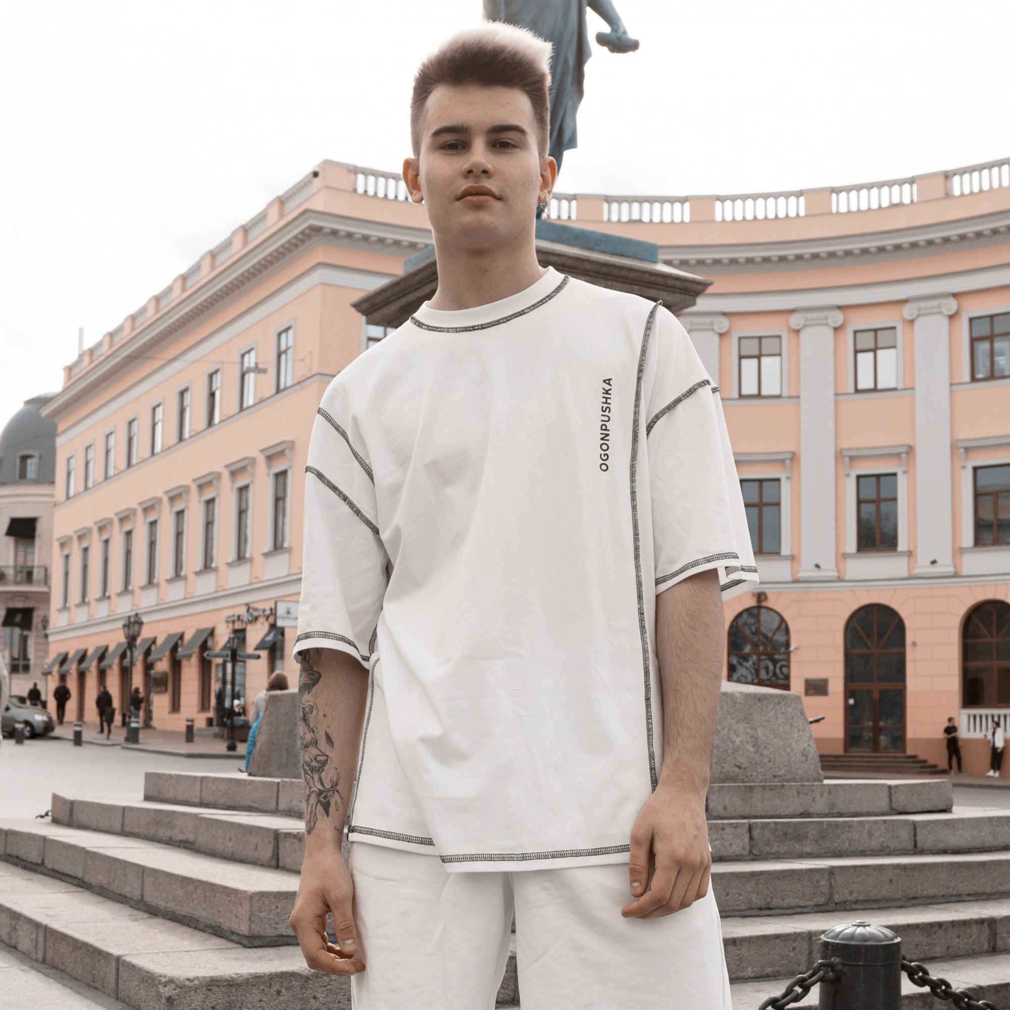 

Футболка оверсайз Over Drive Local белая с черными швами, Футболка оверсайз Over Drive Local белая с черными швами XL