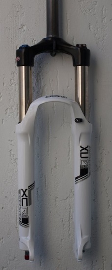 

Вилка SR Suntour SF14 XCR32 DS LO R, 27.5", 120MM, белый.