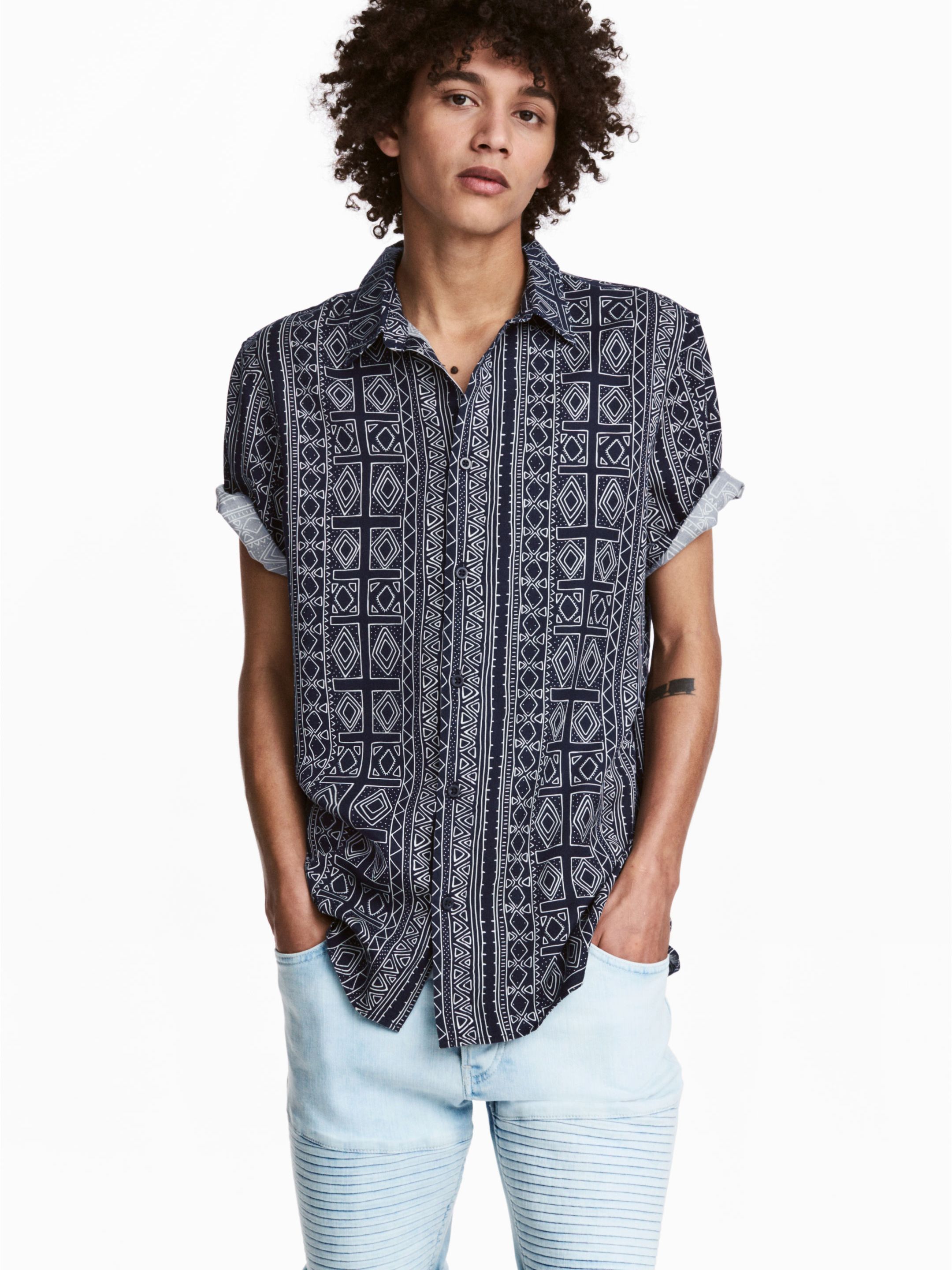 

Рубашка H&M 4601605-AANV XS Темно-синяя в белые узоры