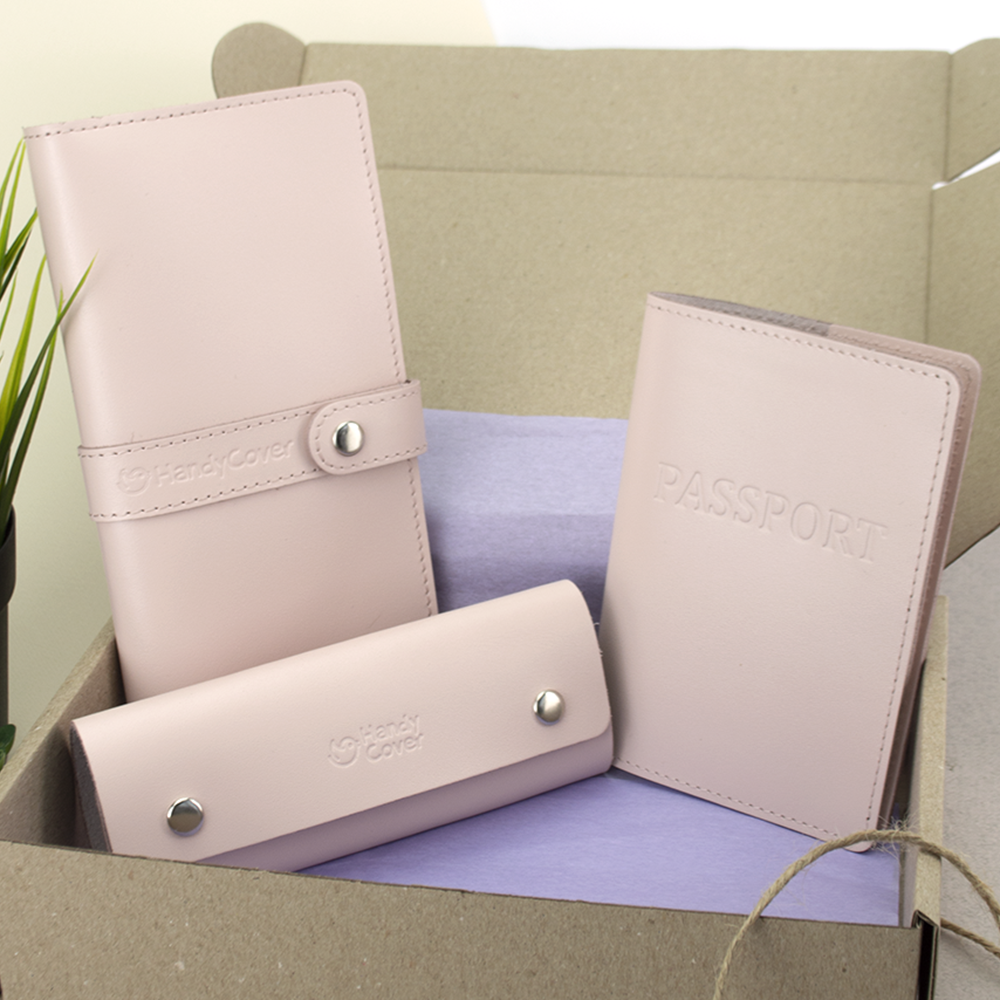 

Подарочный женский набор HandyCover №50: Кошелек + обложка на паспорт + ключница (пудровый)