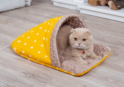 

Лежанка для котов и собак спальное место Тапок желтая 60х45 (2354365-De)