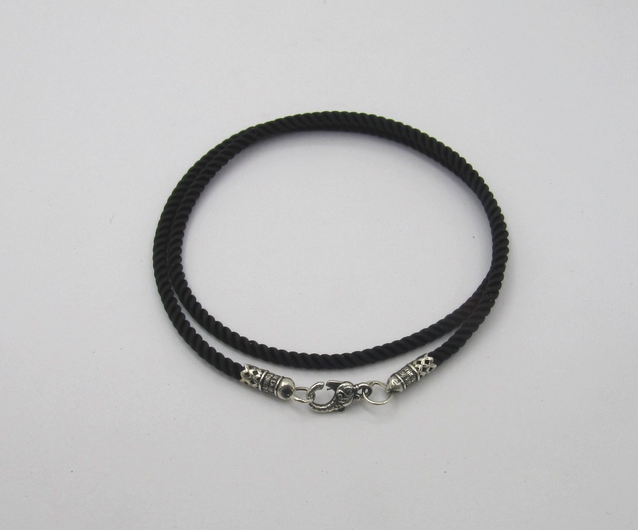 

Шнур шелковый с серебряным замком SilverArtisan 0.21405 55 размер