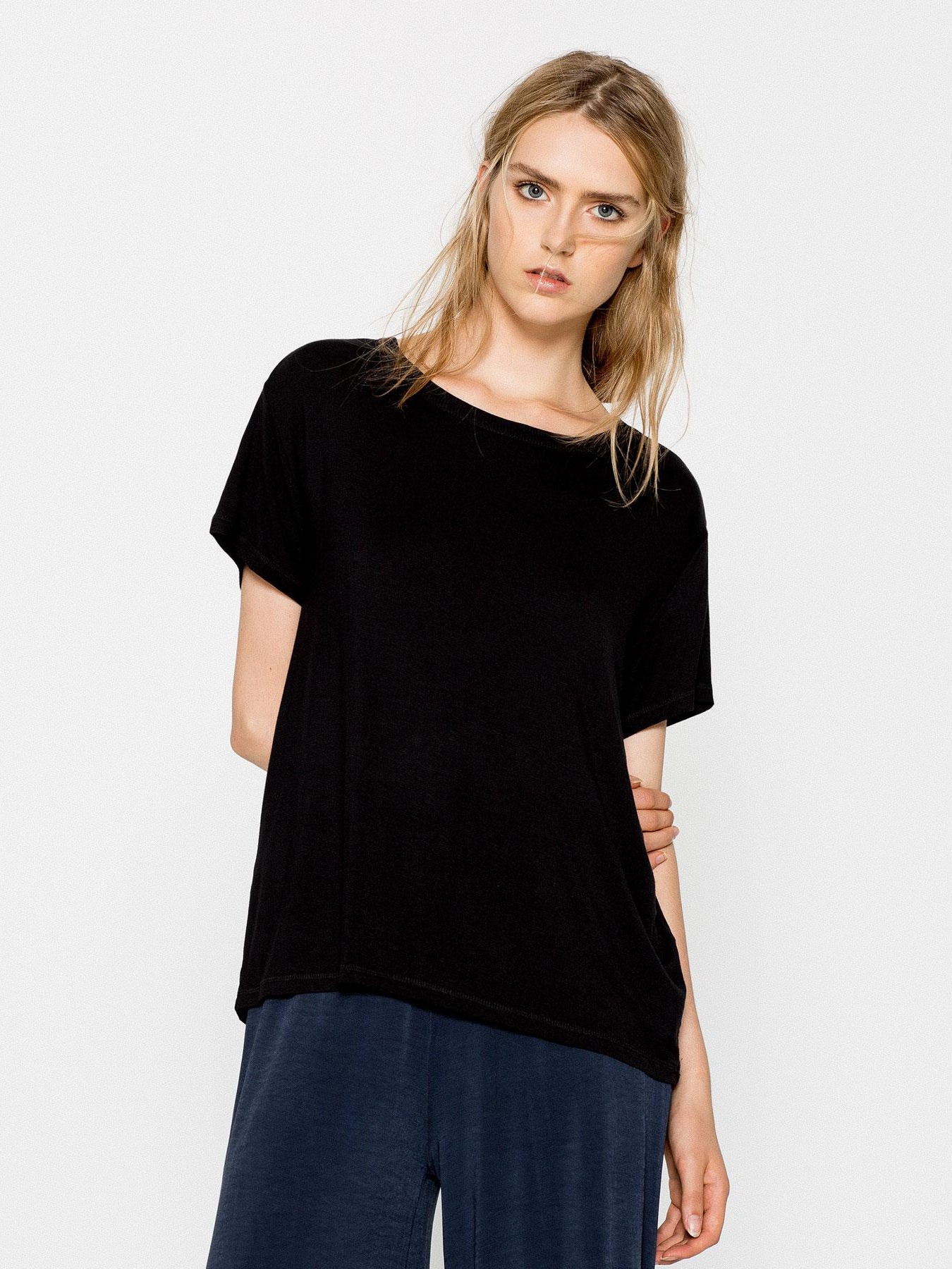 

Футболка Pull & Bear 9237/392/800-AAAD M Черная