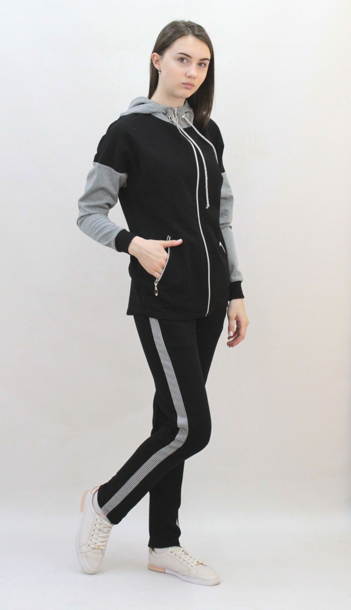 

Спортивный костюм Caroline XS черный с серебристым
