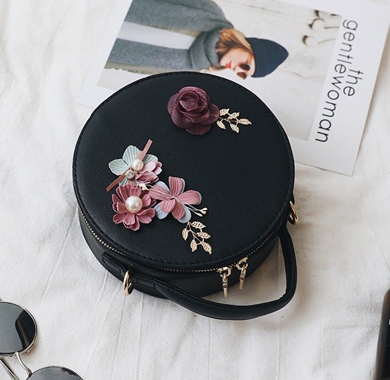 

Женская круглая мини сумочка Flowers маленькая сумка клатч с 3Д цветами черная (0462Ч)