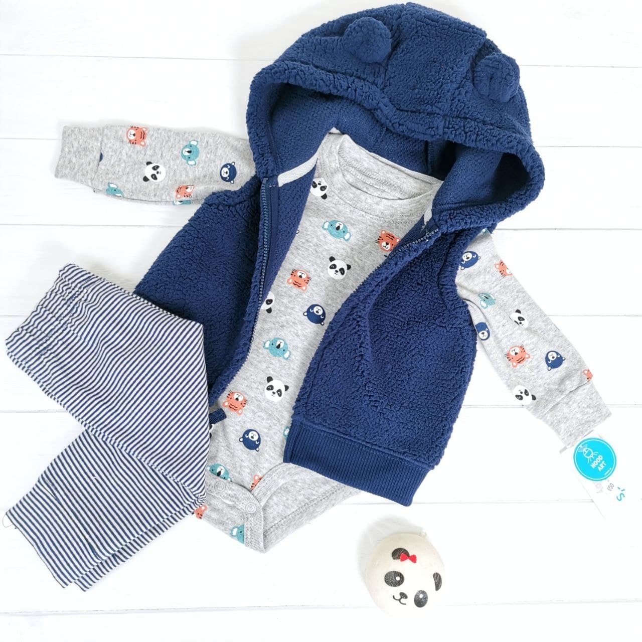 

Костюм Carter's для мальчика (бодик, штаны и жилетка с капюшоном) на рост 67-72 см (6-9 мес) 2114 (9)