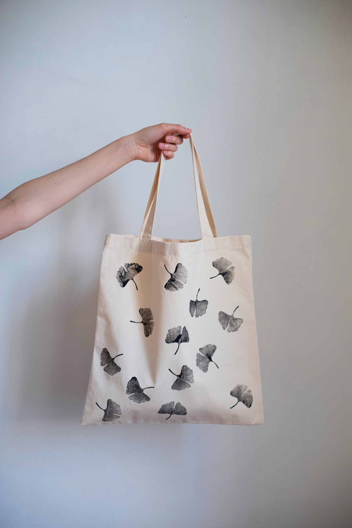 

Шоппер Ginkgo Floral hands 37×42 см ручка 48/70 см саржа бежевая