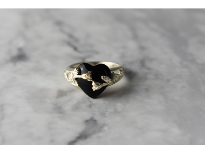 

Серебряное кольцо с Черным Нефритом 925 проба *Сердце* Sky Jewelry 001437
