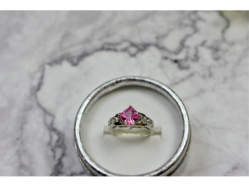 

Серебряное кольцо с розовым фианитом Sky Jewelry 000667