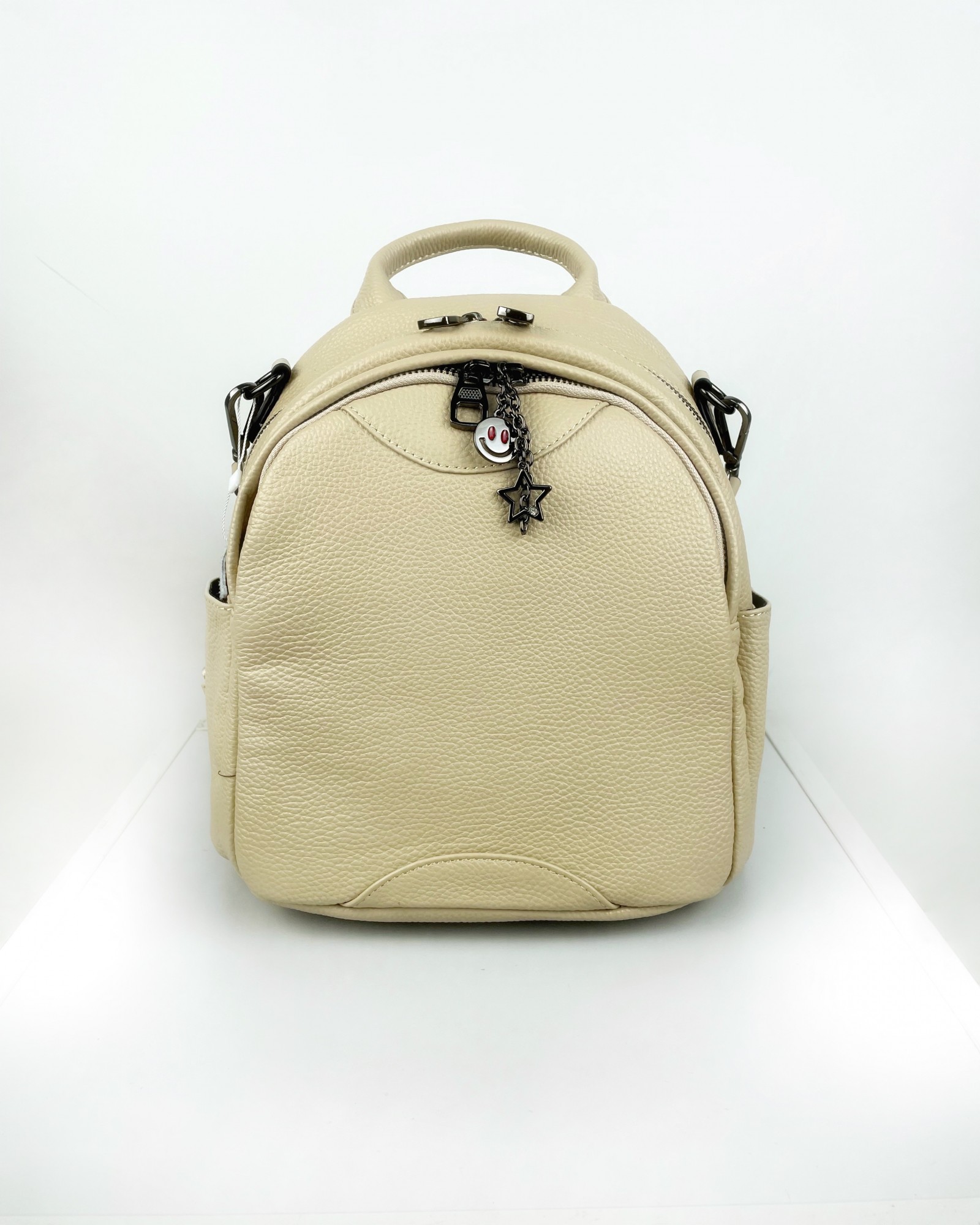 

Женский кожаный рюкзак 25 26 13 см. Magicbag подвеска смайлик Бежевый
