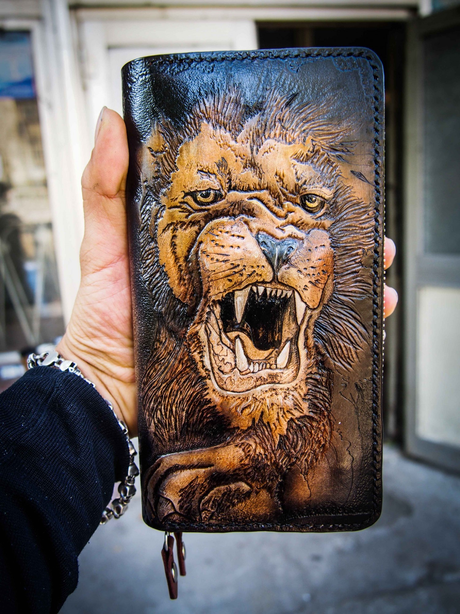 

Мужской кожаный кошелек Smyrnov Leather на двойной молнии лев 20 x 11 x 4 коричневый