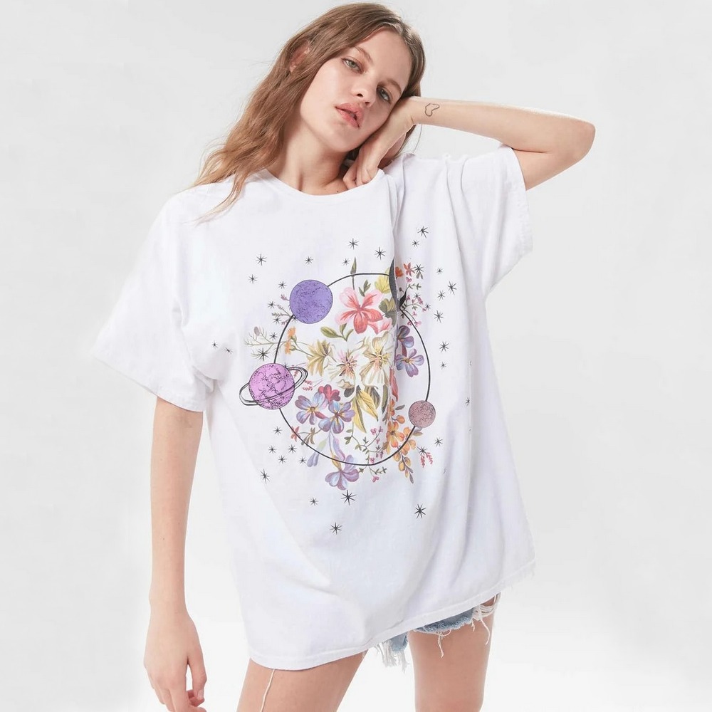 

Футболка женская Space flowers Berni Fashion (M) Белый
