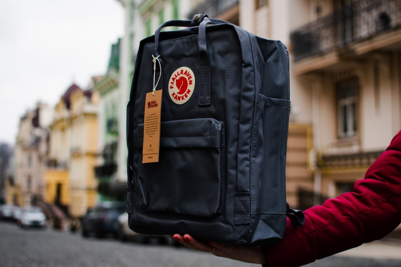 

Молодежный рюкзак Fjallraven Kanken Classic Dusk F23510.4 серый