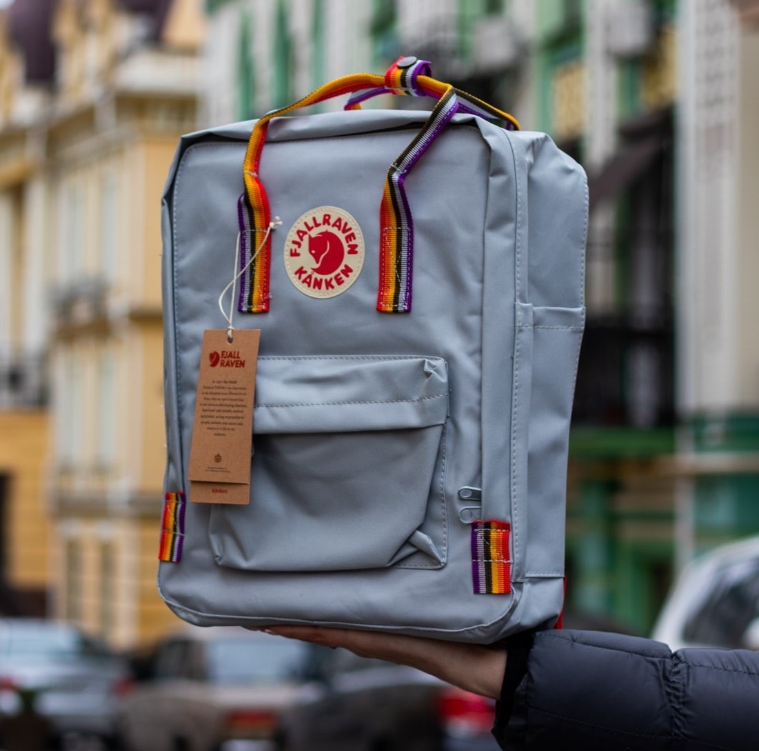 

Молодежный рюкзак Fjallraven Kanken Rainbow Fog F23510.25 серый
