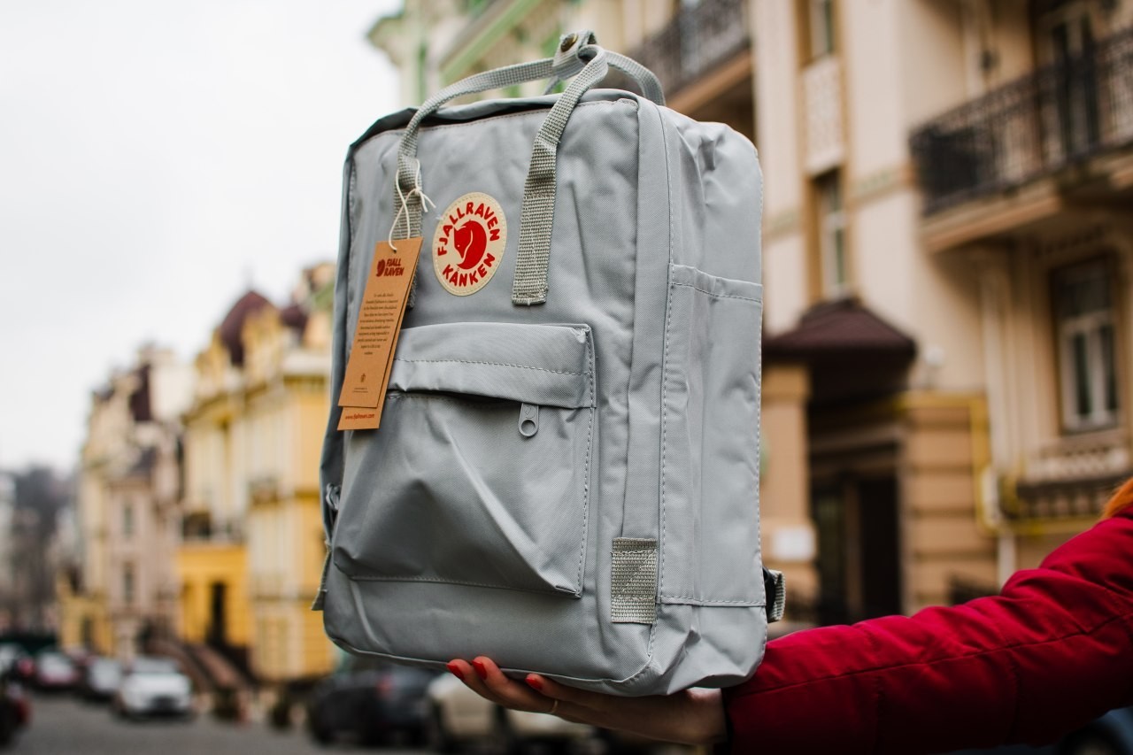 

Молодежный рюкзак Fjallraven Kanken Classic Fog F23510.2 серый