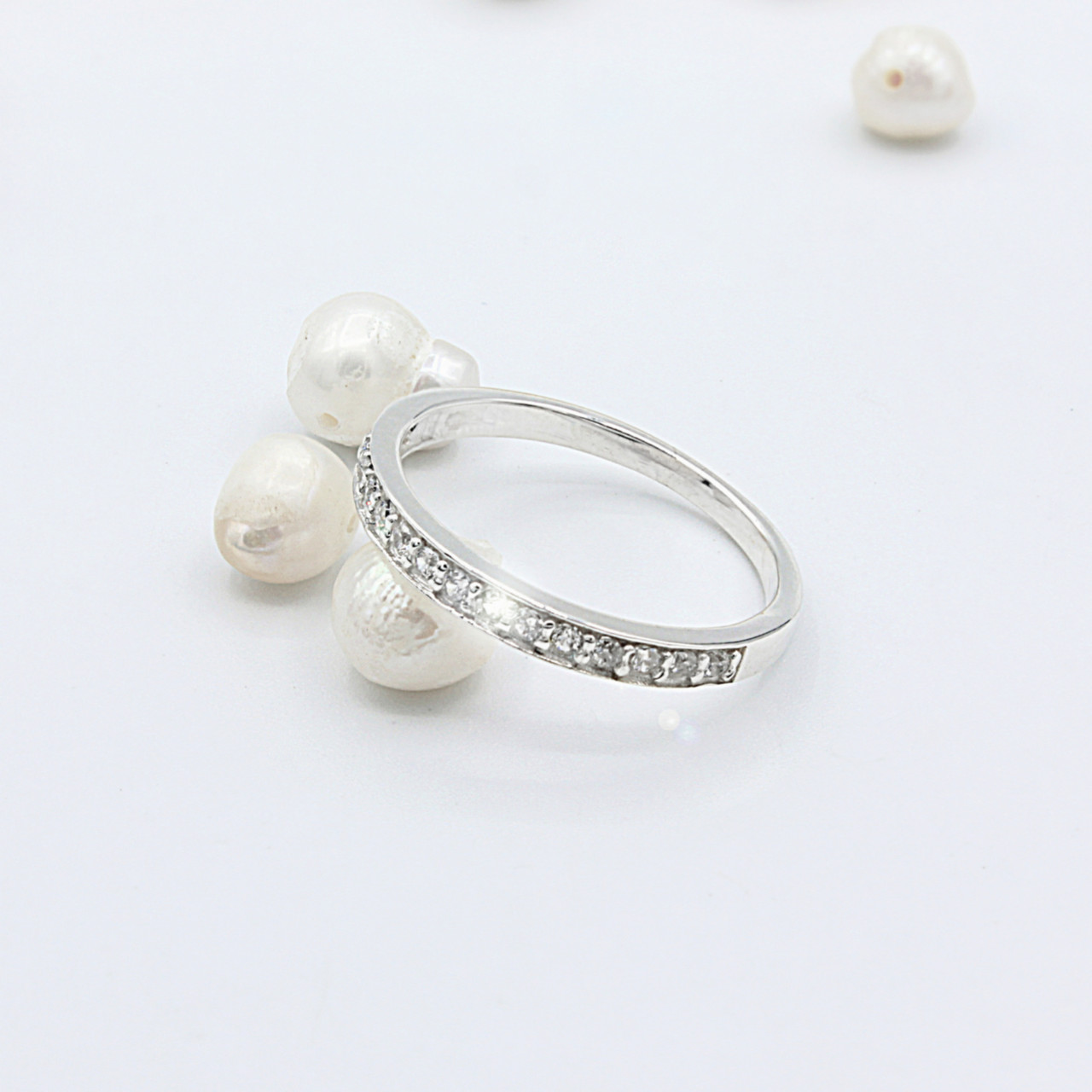 

Серебряное кольцо с фианитами Классик 16 р