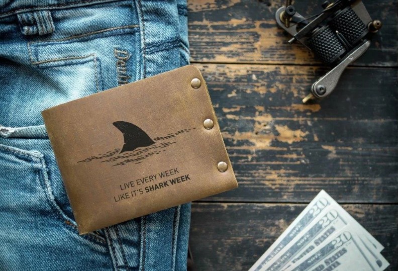 

Кошелек мужской кожаный DanGo ТатуНаКоже, каждый день как последний коричневый