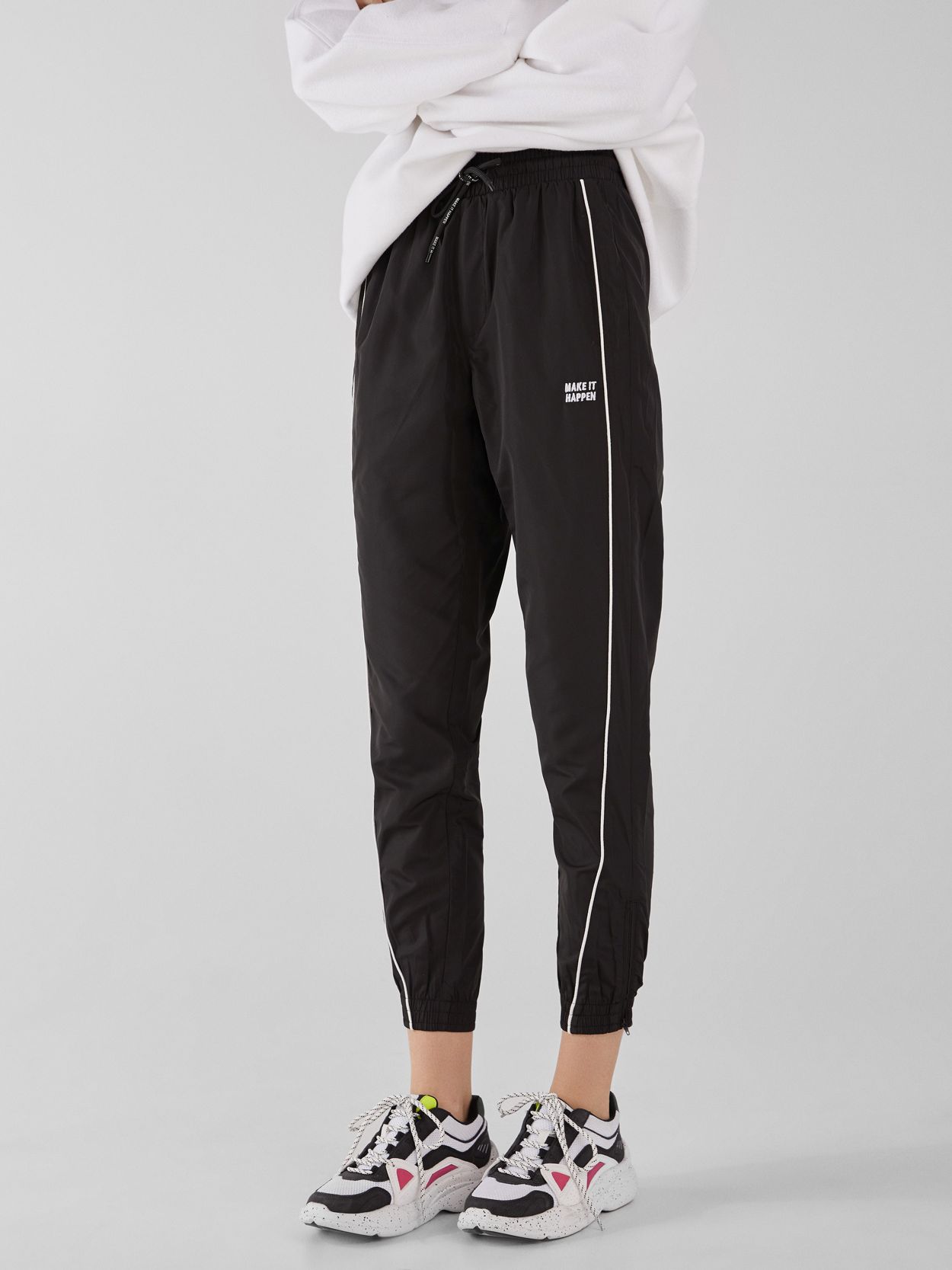 

Спортивные штаны Bershka 05255019800 M Черные