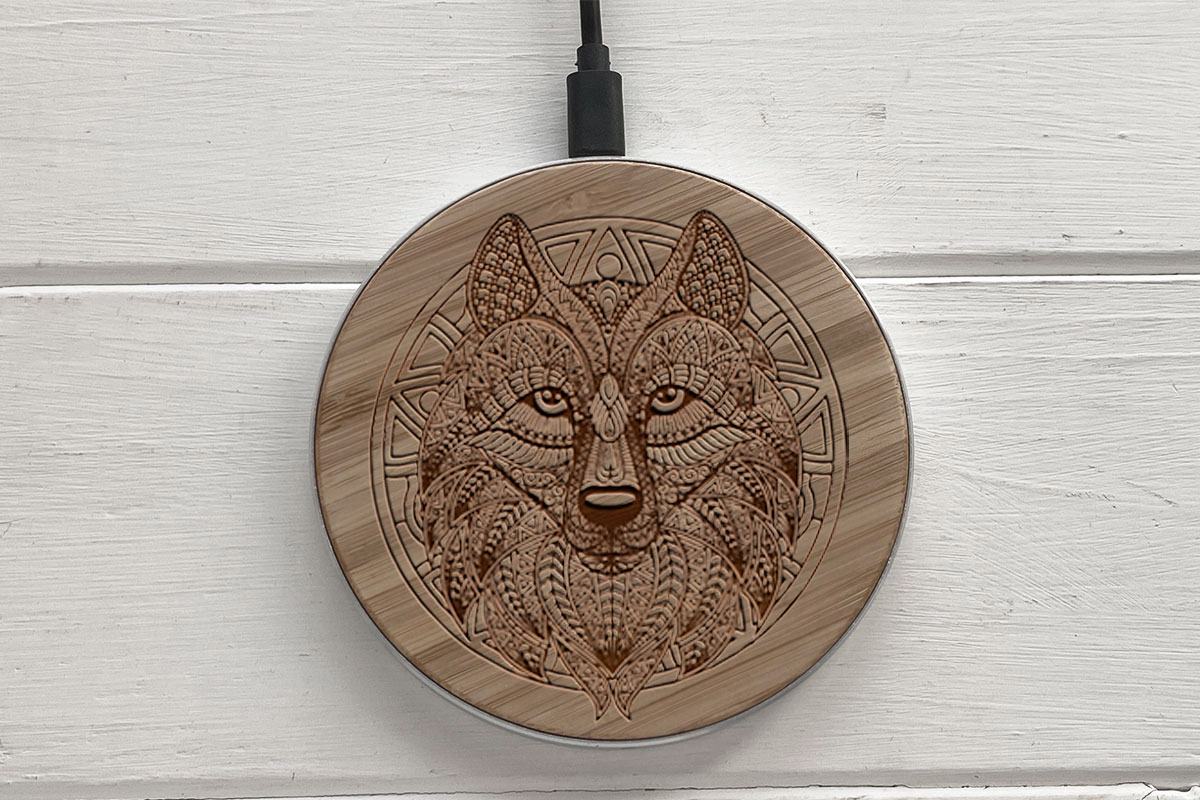 

Быстрая беспроводная деревянная зарядка SkinWood White Fast Charge wolf1