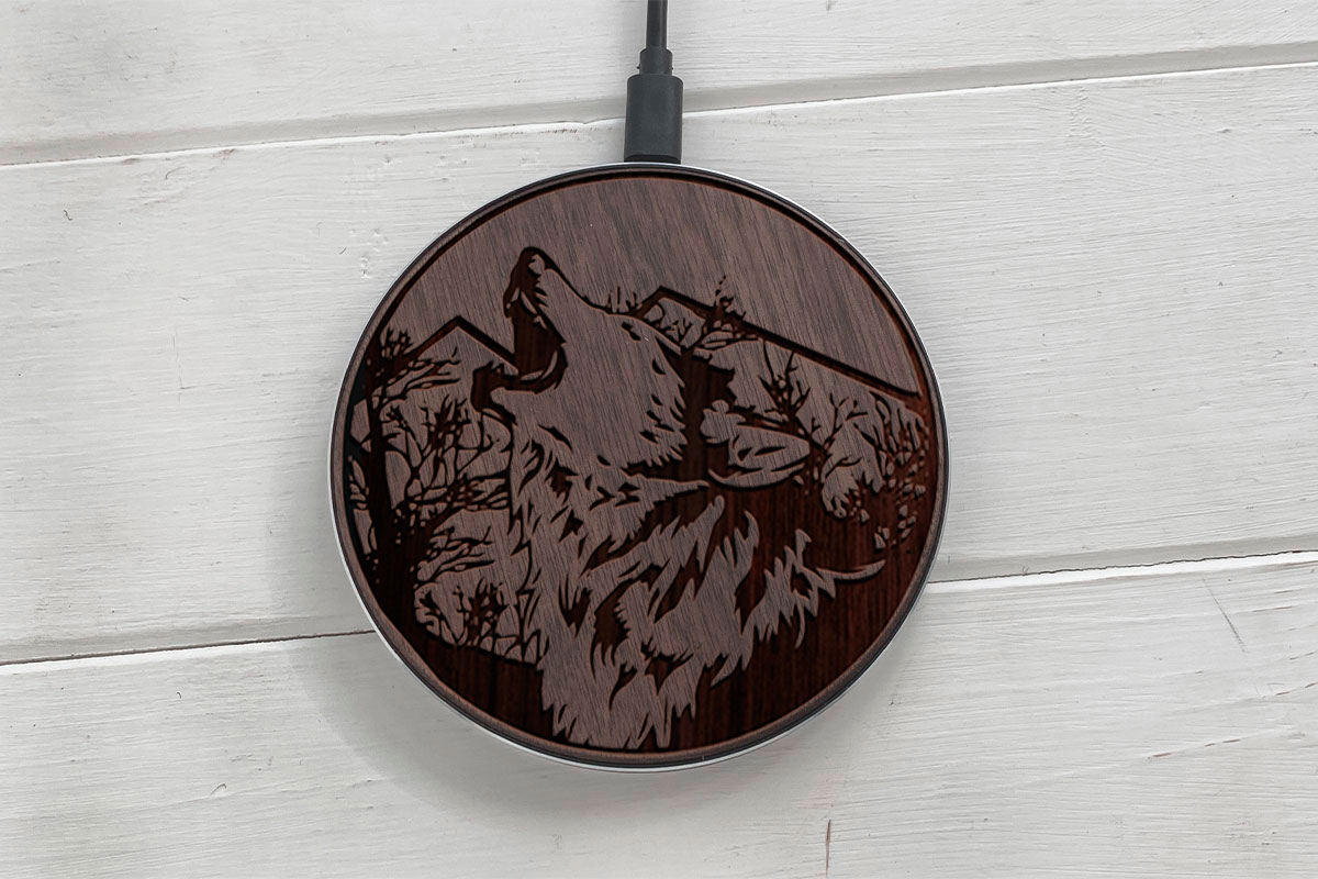 

Быстрая беспроводная деревянная зарядка SkinWood Black Fast Charge wolf2