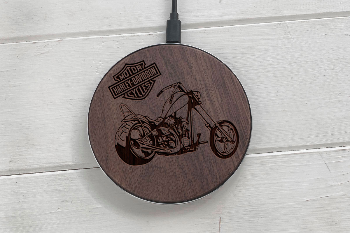 

Быстрая беспроводная деревянная зарядка SkinWood Black Fast Charge Harley