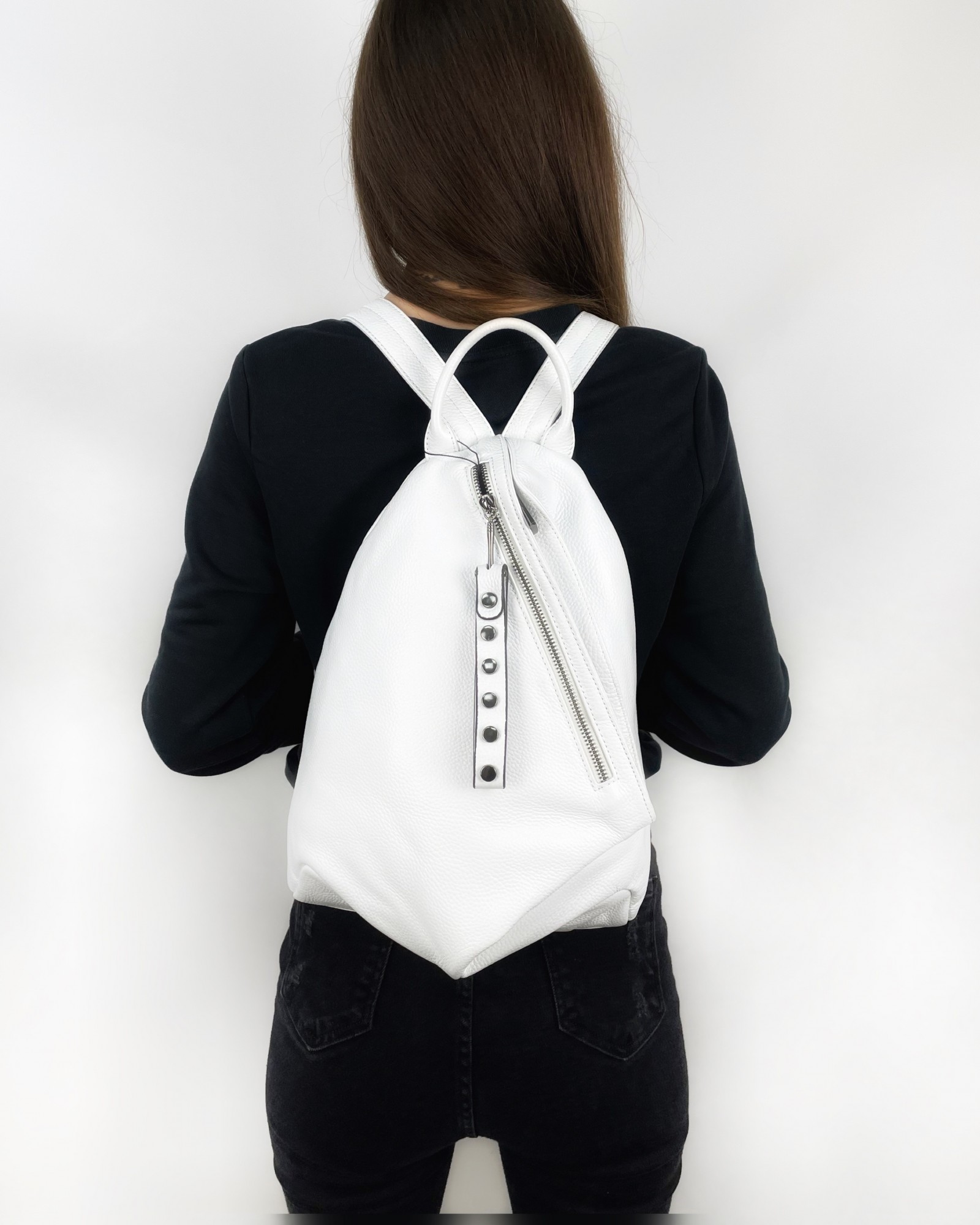 

Женский кожаный рюкзак 28 25 10 см. Magicbag косая молния Белый