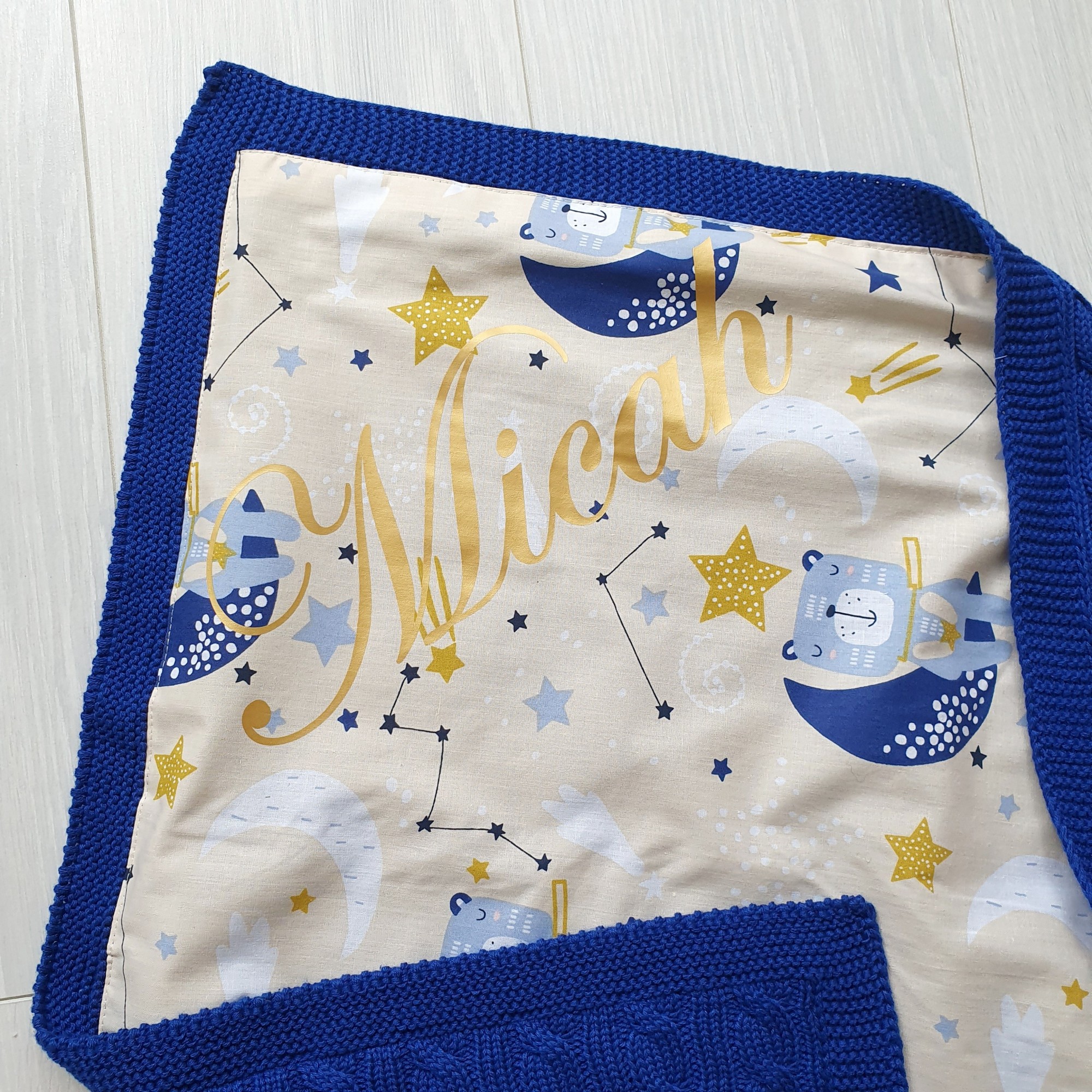 

Именной детский плед MammyDo Bears on the moon синий с мишками на луне